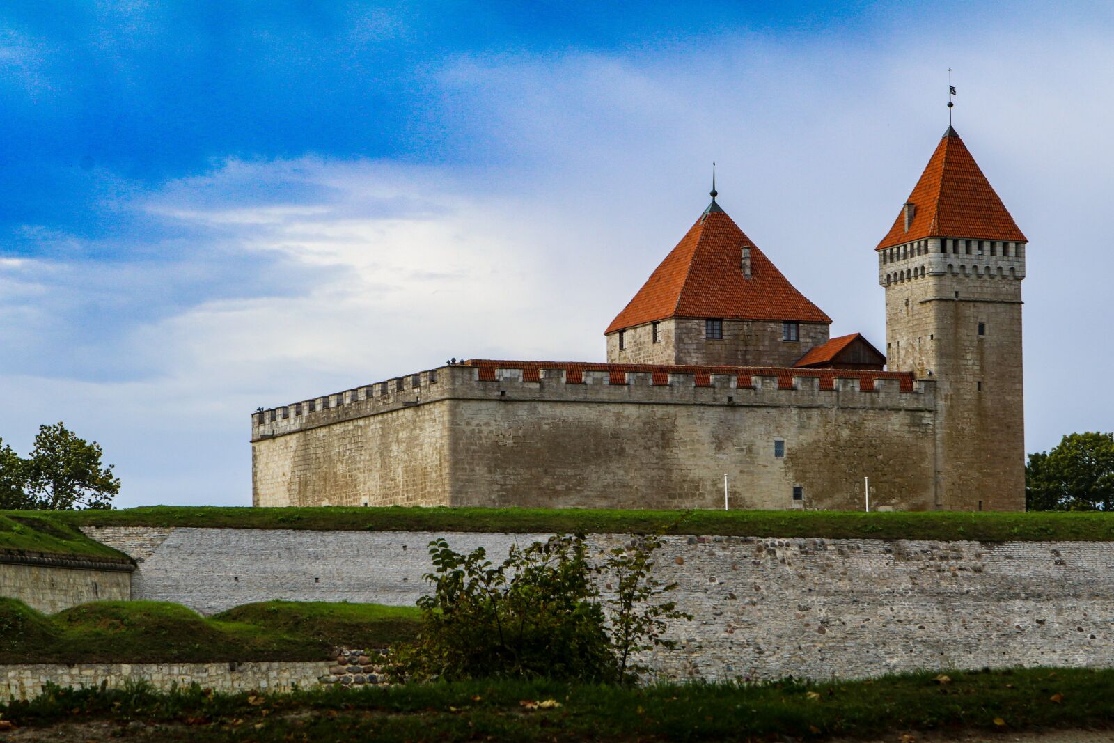 Canon EOS 80D + Canon EF 24-70mm F2.8L USM sample photo. Castle, baltic states, estonia photography