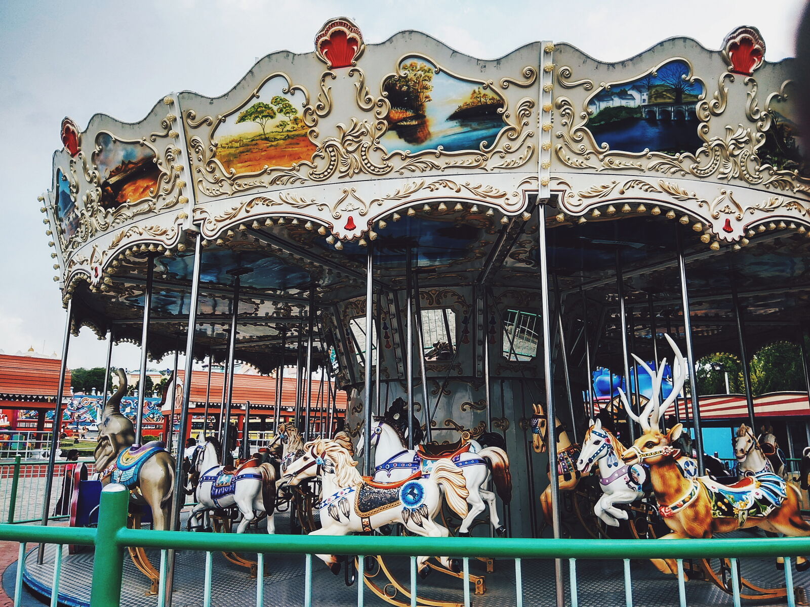 Xiaomi Redmi Note 4 sample photo. White, and, green, carousel photography