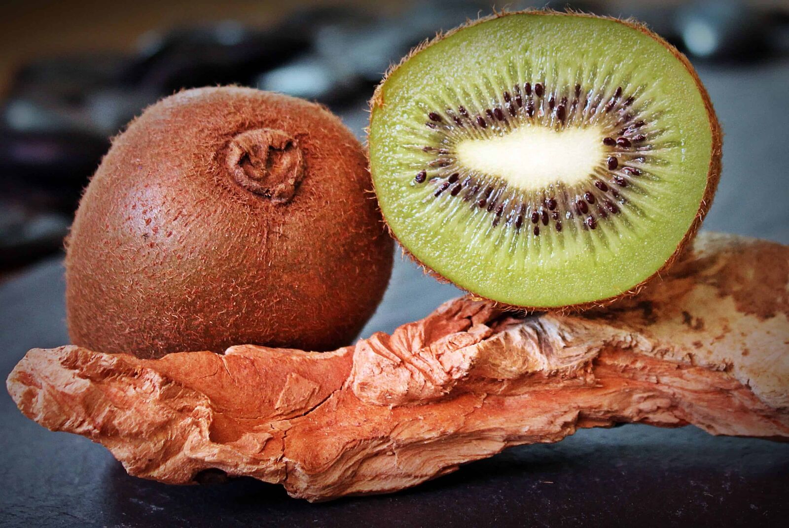 Canon EOS 550D (EOS Rebel T2i / EOS Kiss X4) sample photo. Organic fruit, food, kiwi photography