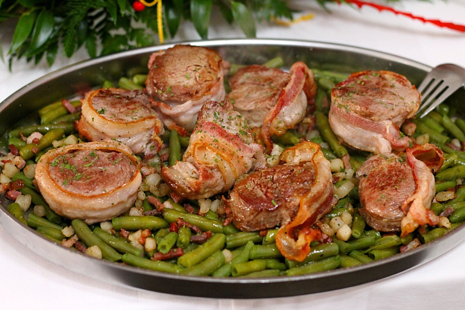 Canon EOS 1100D (EOS Rebel T3 / EOS Kiss X50) + Canon EF 50mm F1.8 II sample photo. Bacon, meat, beans photography