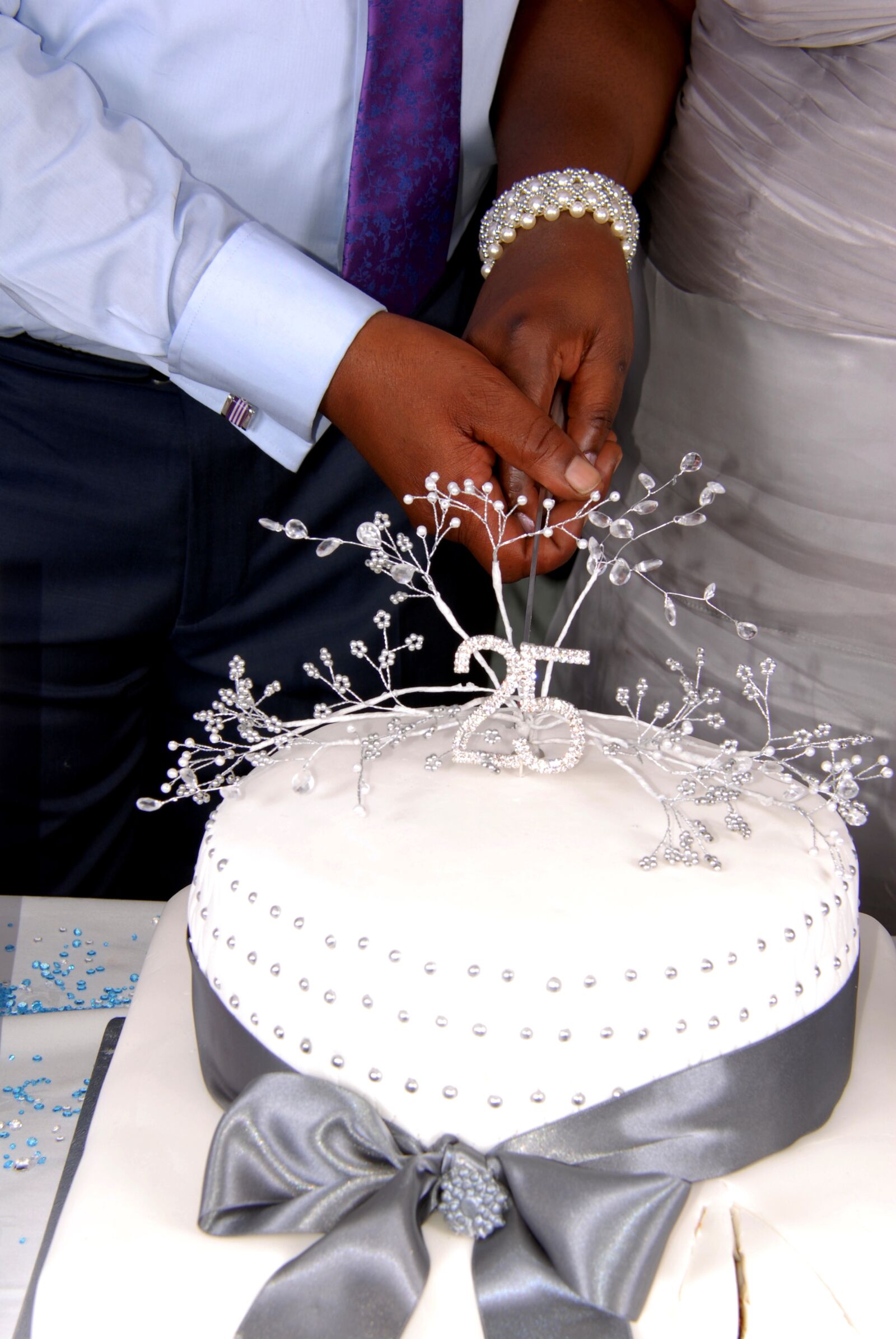 Nikon D200 sample photo. Cutting, cake, celebration photography