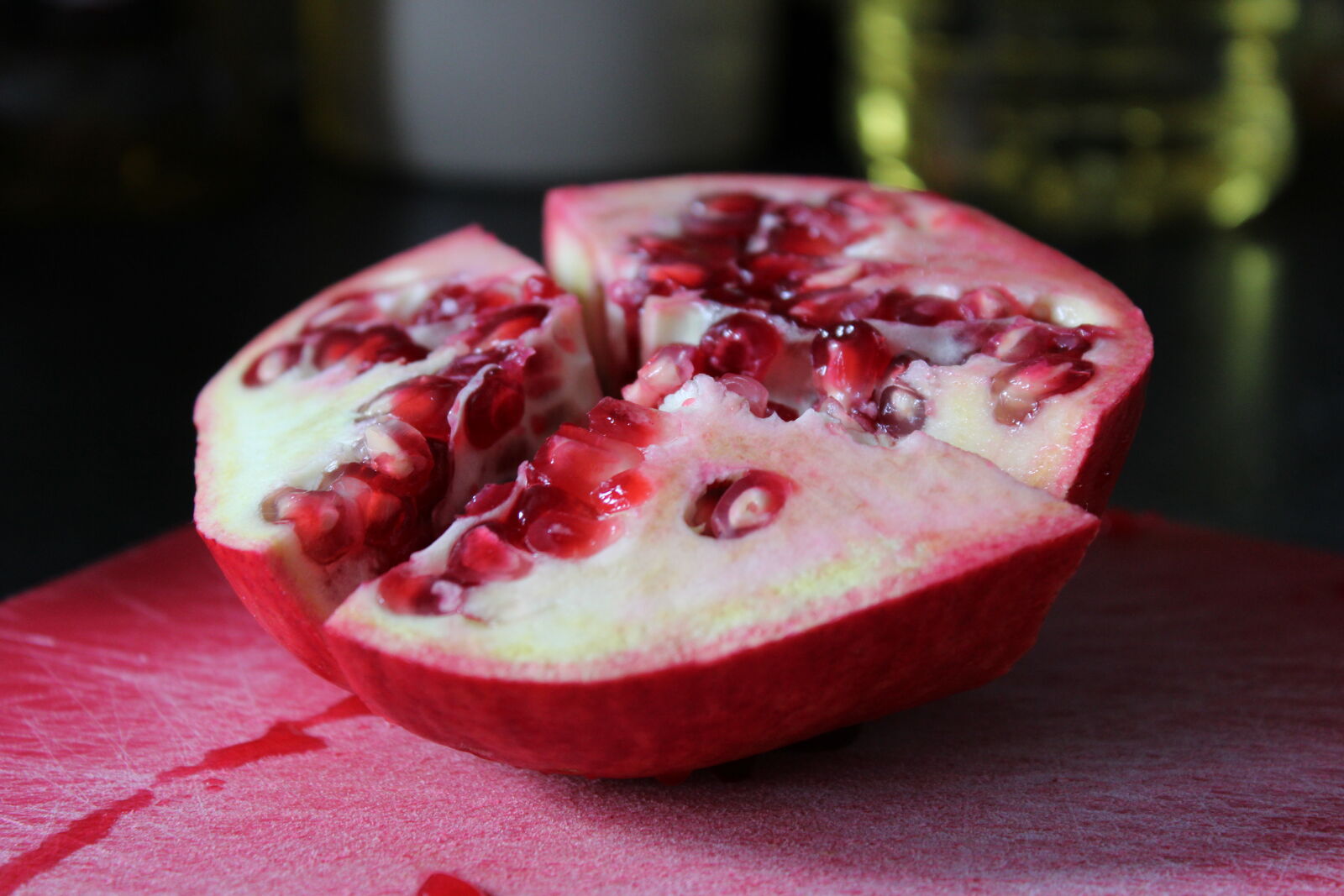 Canon EOS 1200D (EOS Rebel T5 / EOS Kiss X70 / EOS Hi) sample photo. Red, cutting, board, knife photography