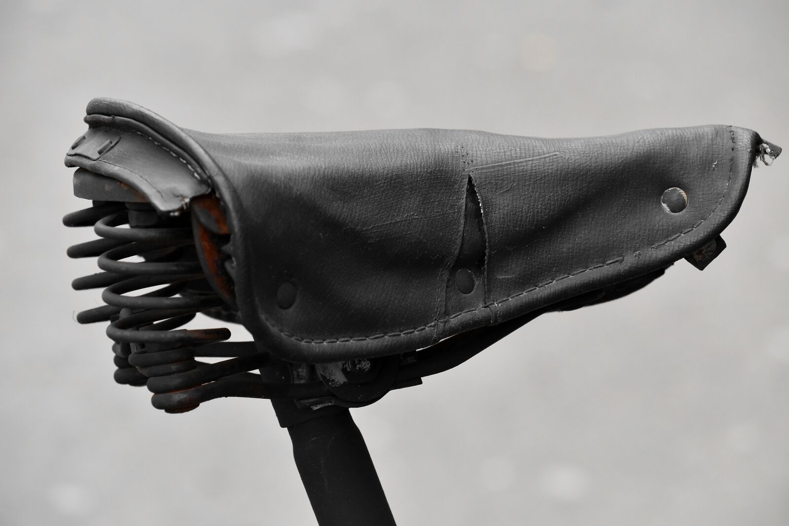 Nikon D5500 sample photo. Bicycle, old, leather, seat photography