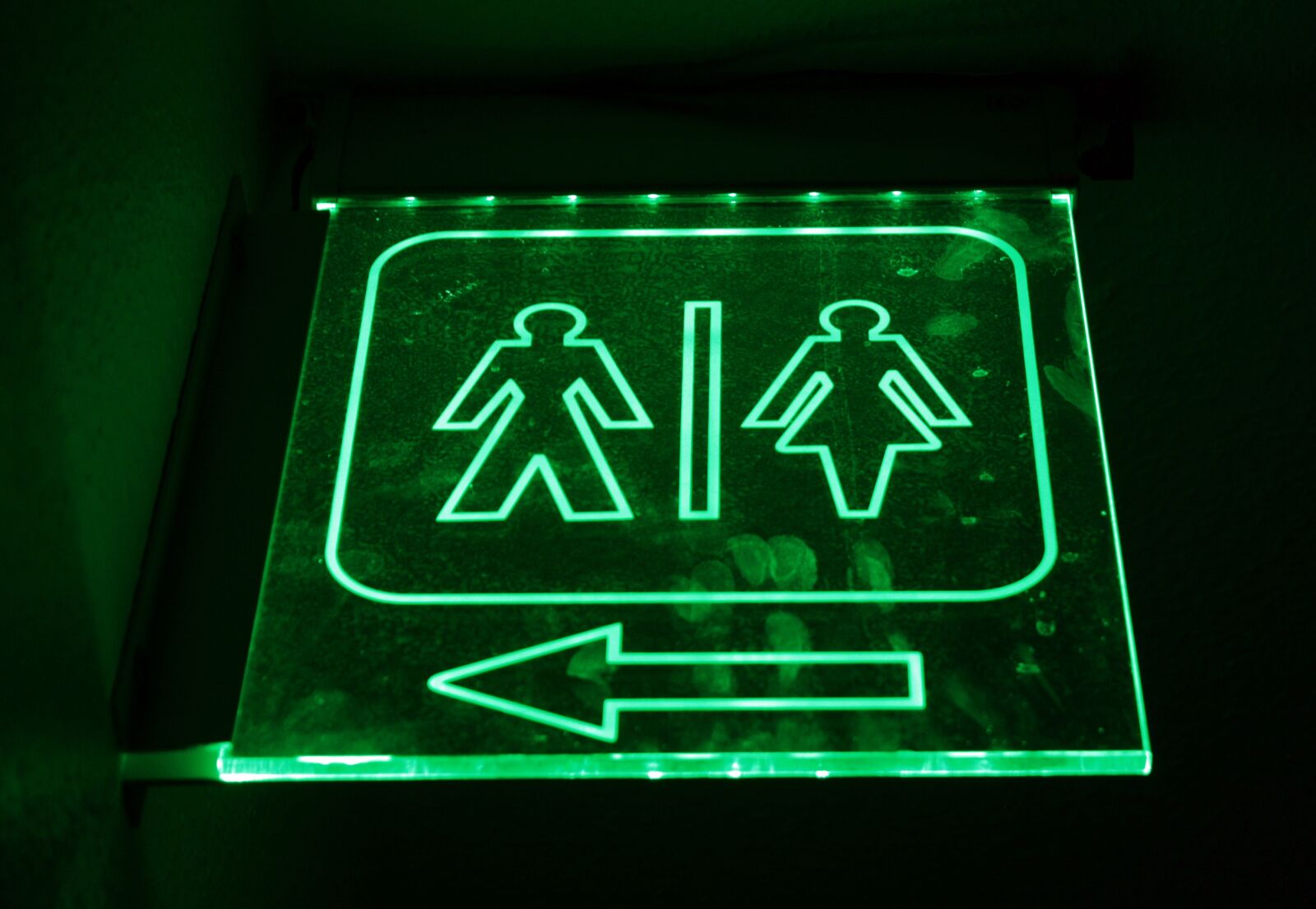 Canon EOS 1000D (EOS Digital Rebel XS / EOS Kiss F) sample photo. Men, women, bathroom photography