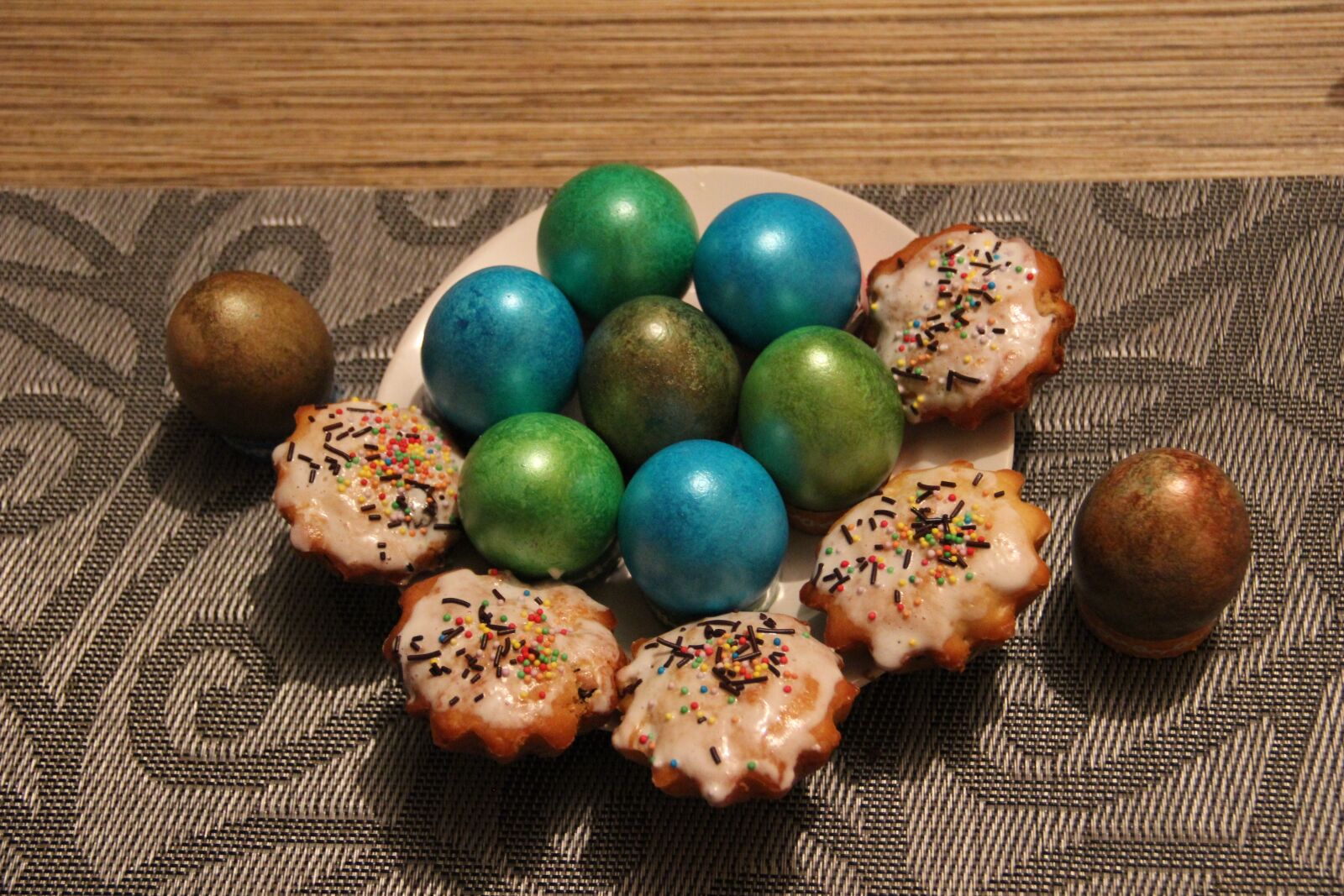 Canon EOS 600D (Rebel EOS T3i / EOS Kiss X5) sample photo. Food, daisy, eggs cake photography