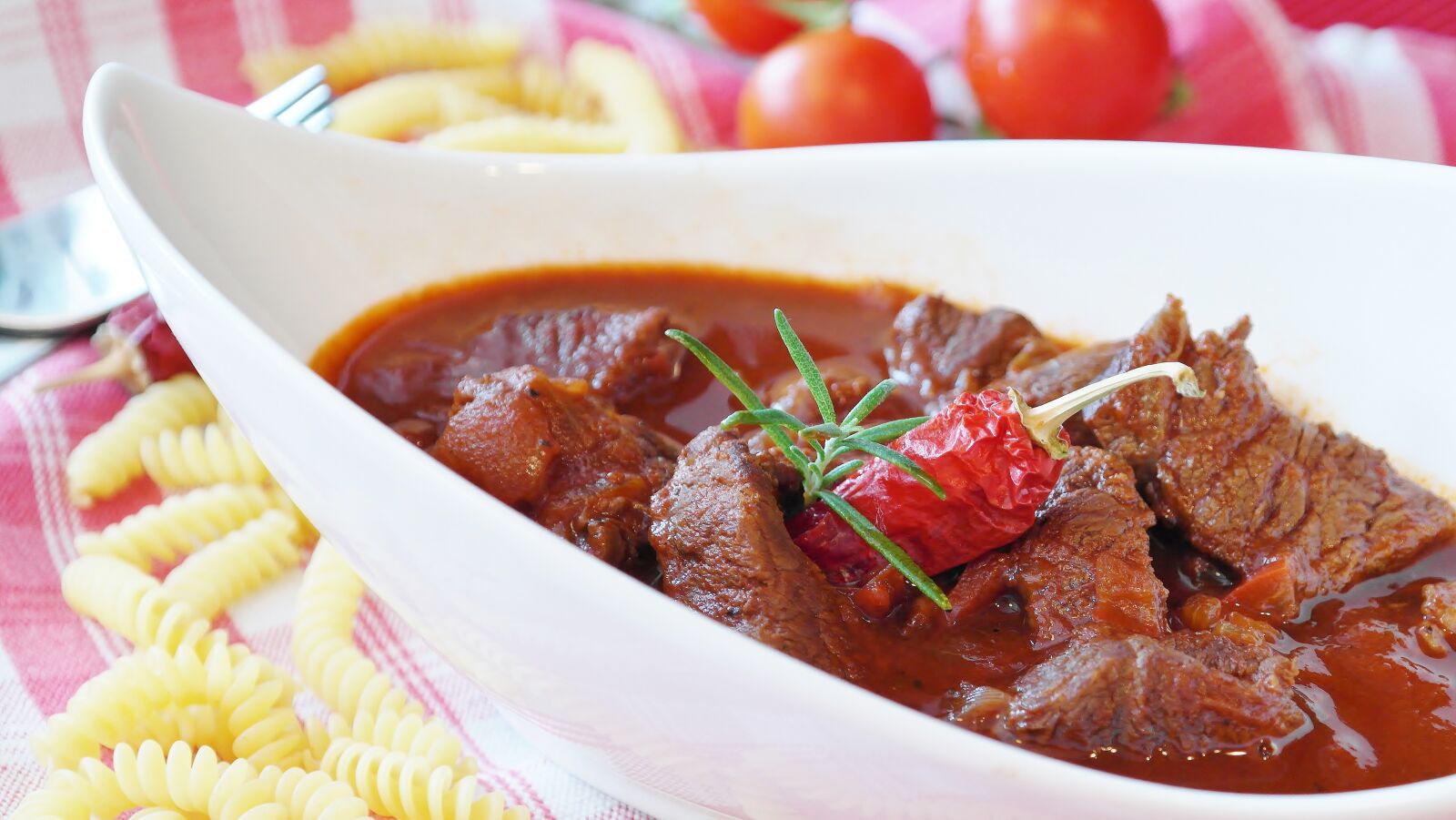 Samsung NX20 sample photo. Goulash, meat, beef photography