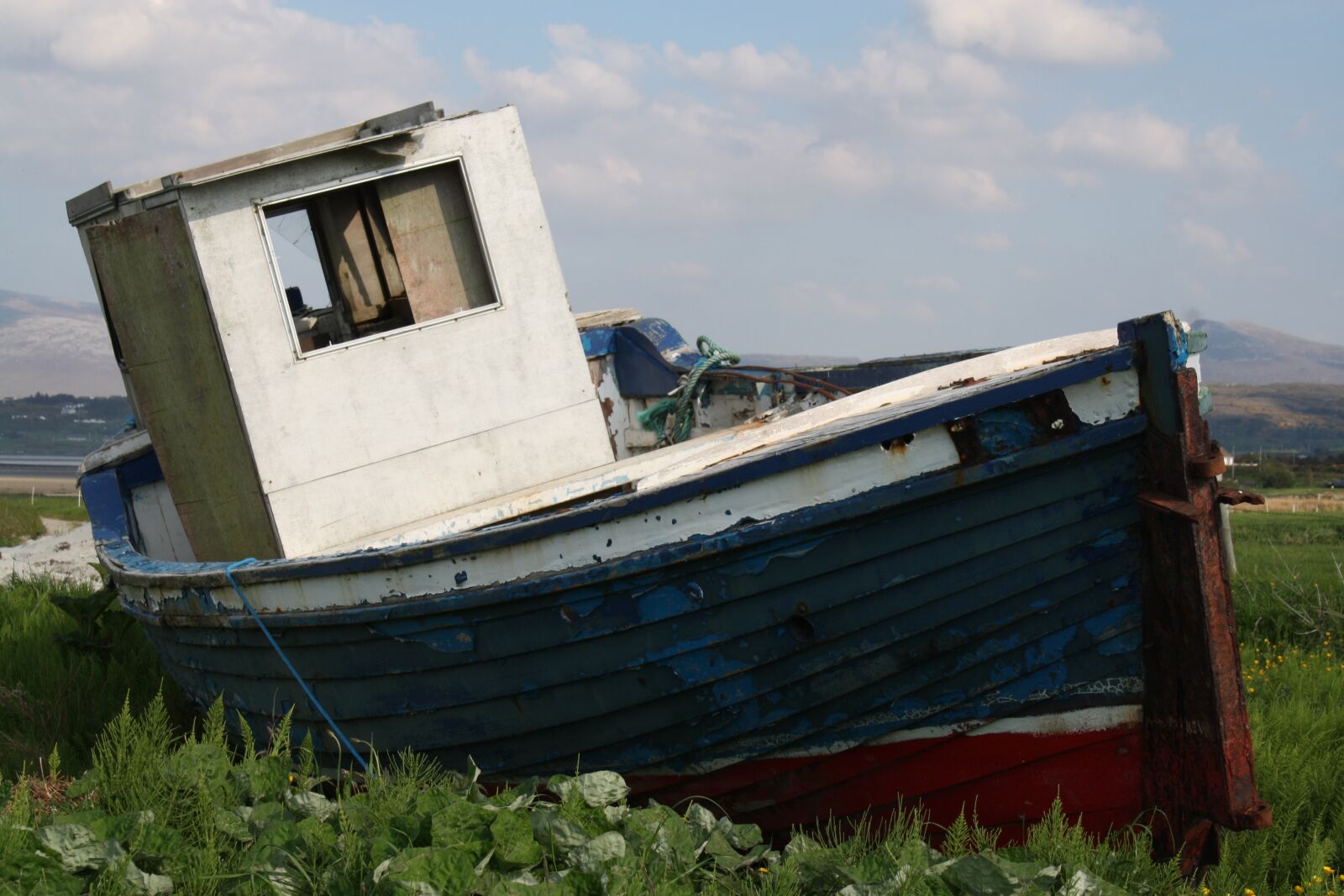 Canon EOS 1000D (EOS Digital Rebel XS / EOS Kiss F) sample photo. Ship, wreck, fishing boat photography