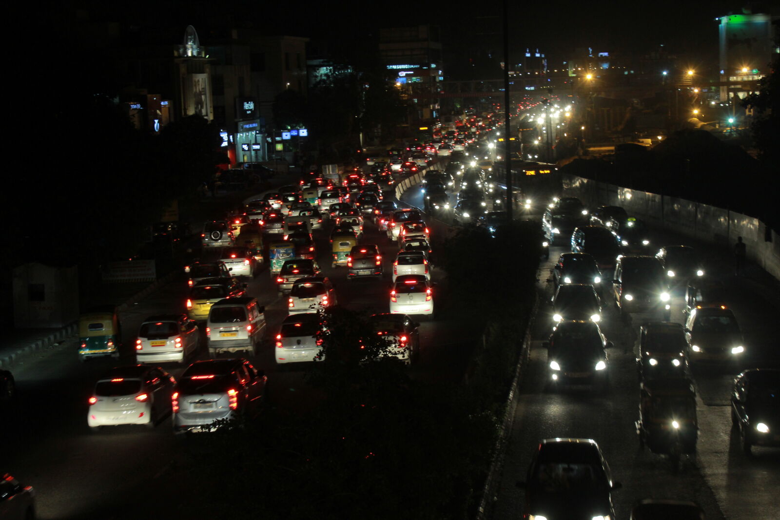 Canon EOS 1200D (EOS Rebel T5 / EOS Kiss X70 / EOS Hi) sample photo. Cars, traffic, traffic, jam photography