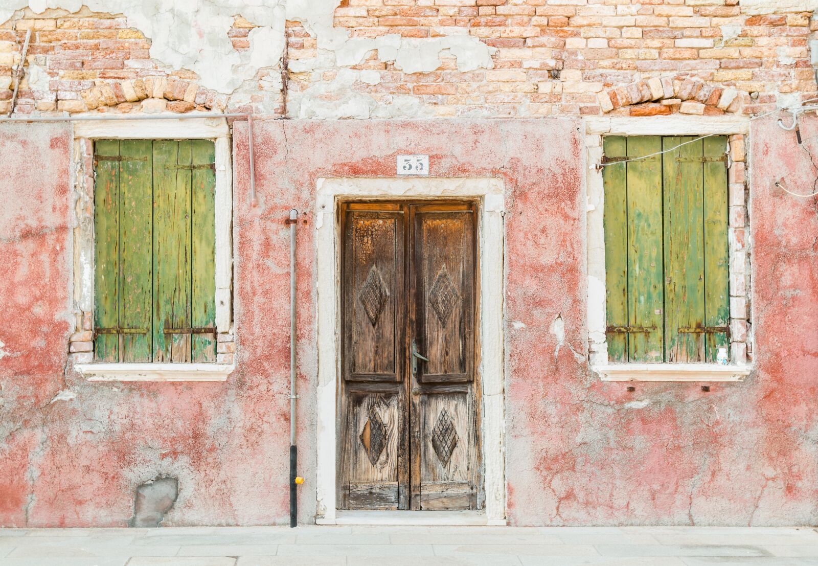 Canon EOS 70D + Canon EF 24-105mm F4L IS USM sample photo. Brick, brown, burano photography
