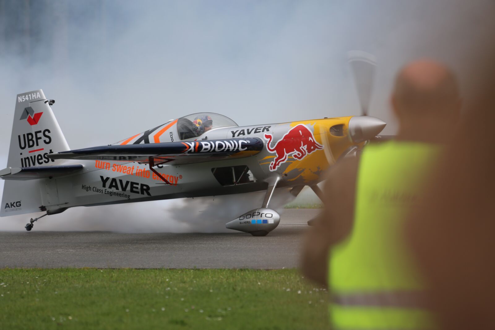 Canon EF 100-400mm F4.5-5.6L IS USM sample photo. Red bull, flyer, propeller photography