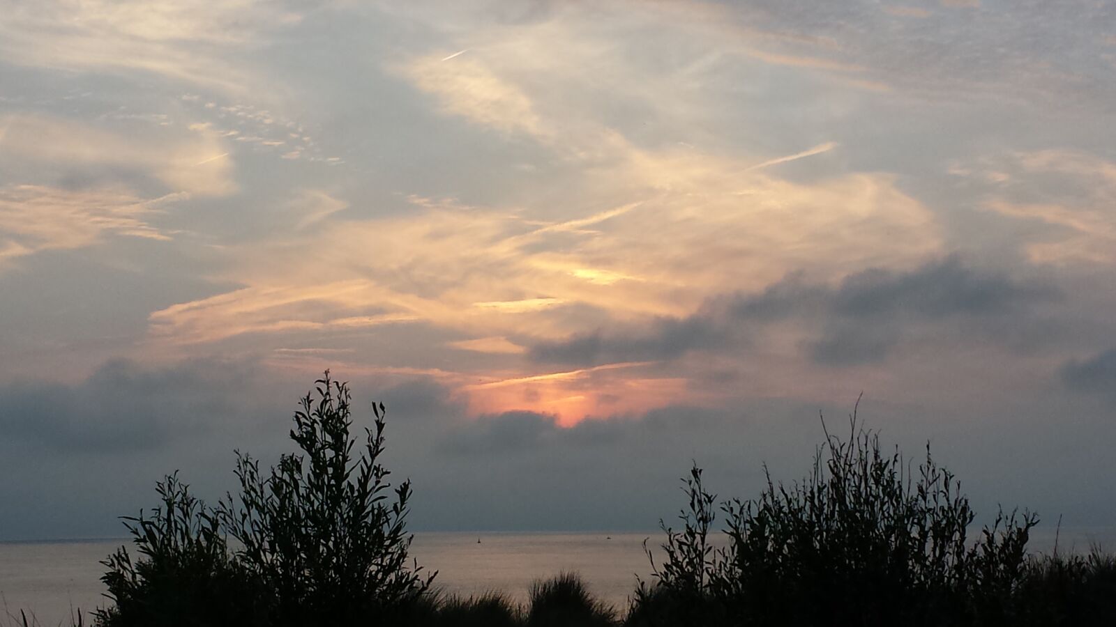 Samsung Galaxy S4 sample photo. Clouds, red, sun photography