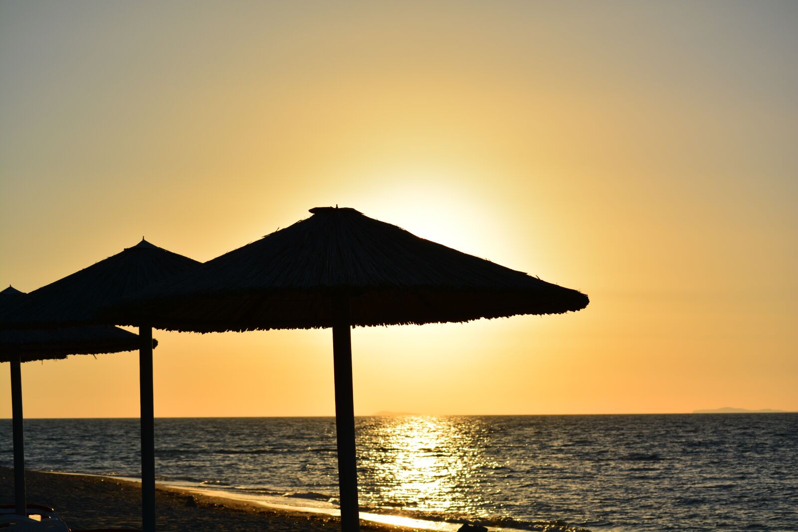 Nikon D5200 sample photo. Sunset, sea, parasols photography