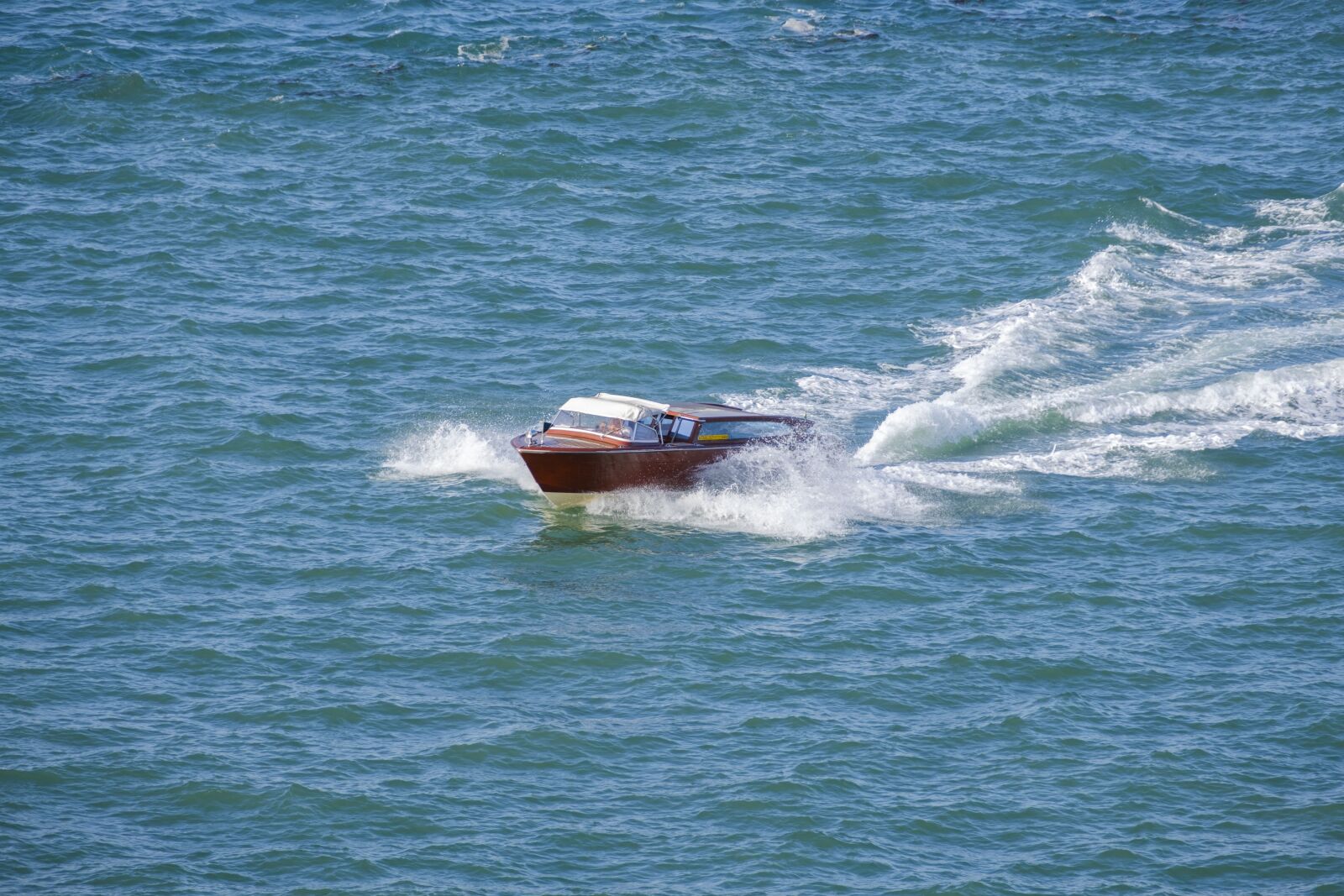 Fujifilm X-T2 + Fujifilm XF 55-200mm F3.5-4.8 R LM OIS sample photo. Boat, powerboat, taxi photography