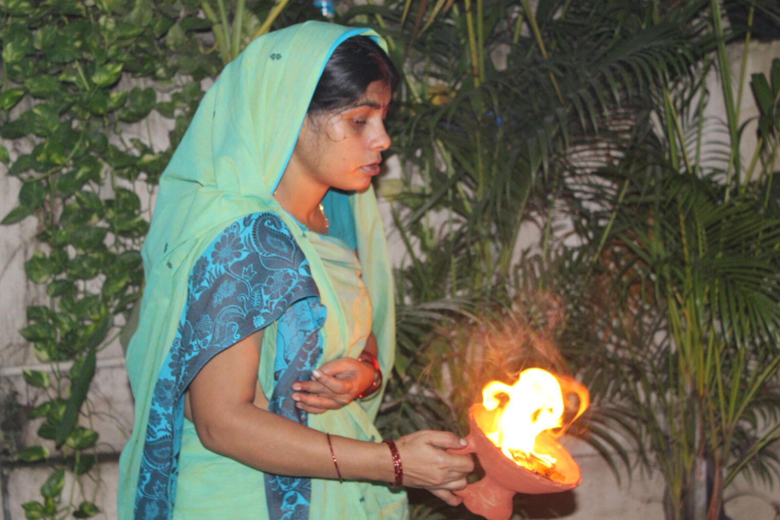 Canon EOS 700D (EOS Rebel T5i / EOS Kiss X7i) sample photo. Beautiful, woman, deepawali, dipawali photography