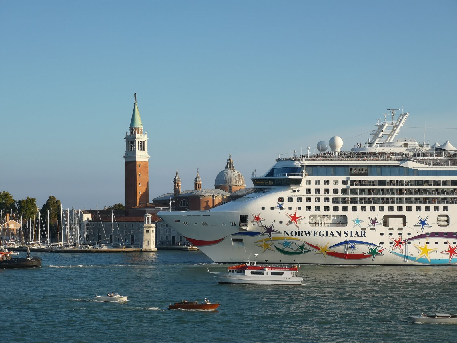 HUAWEI CLT-L29 sample photo. Cruise ship, cruiser, ship photography