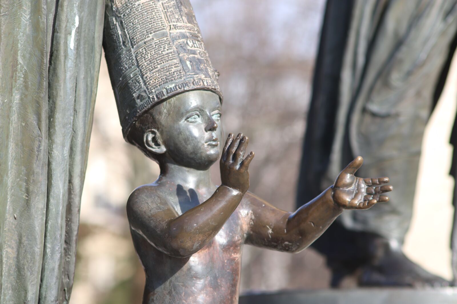 Canon EOS 800D (EOS Rebel T7i / EOS Kiss X9i) sample photo. Sculpture, bronze, child photography