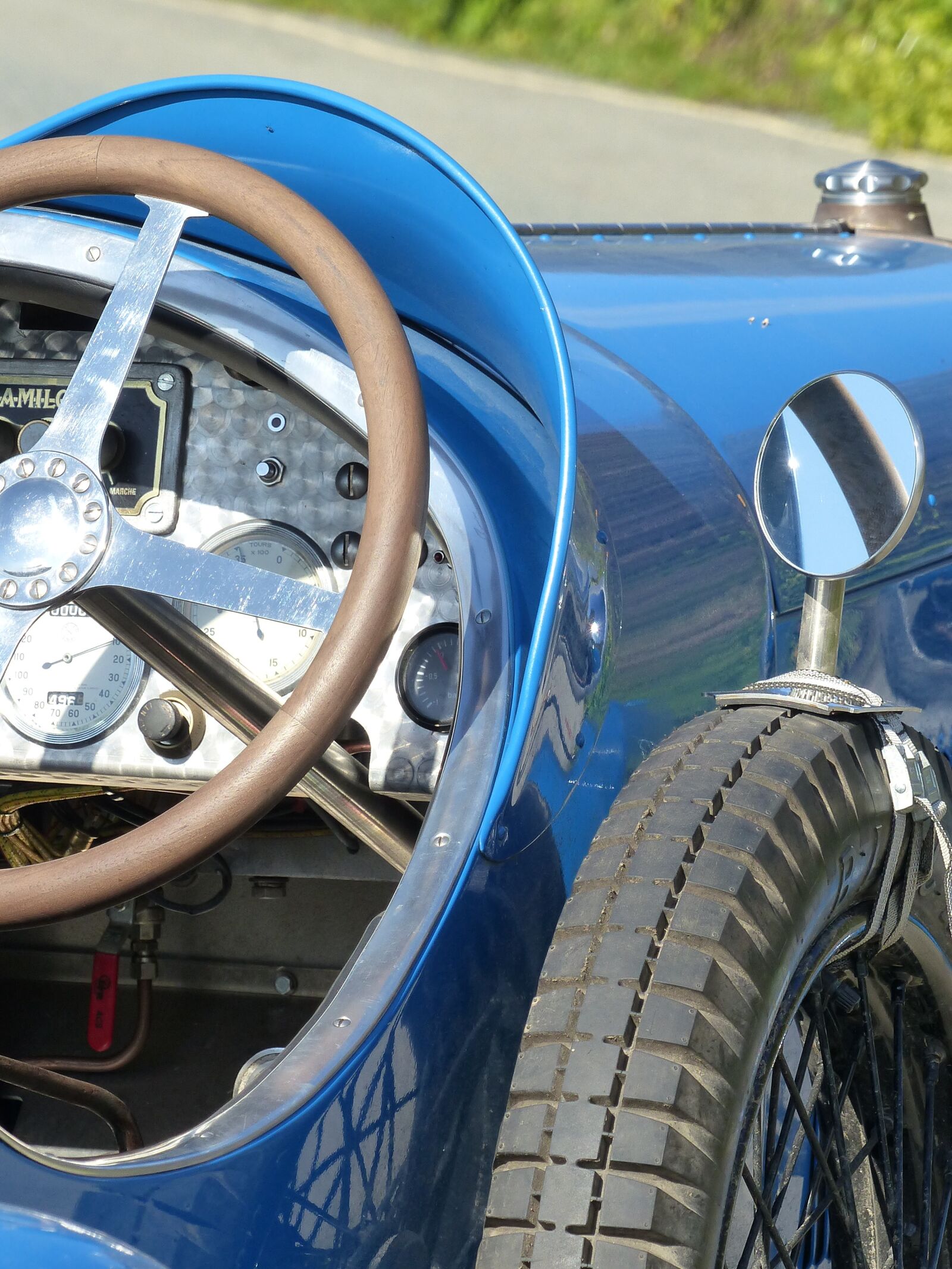 Panasonic Lumix DMC-FZ200 sample photo. Old car, steering wheel photography