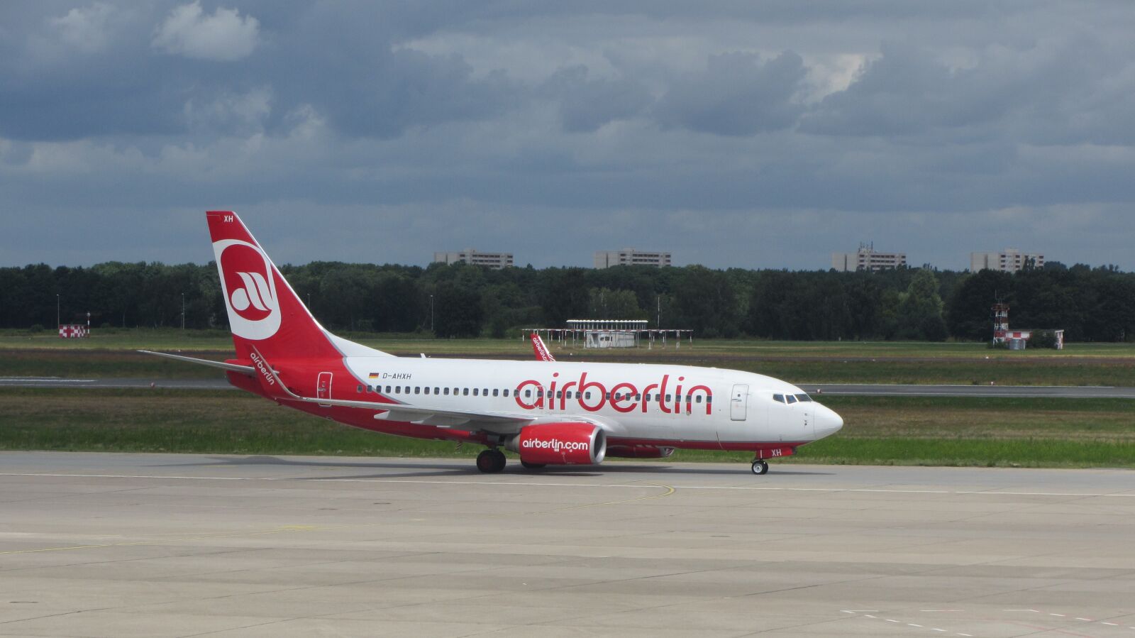 Canon PowerShot SX220 HS sample photo. Aircraft, airport, aviation photography