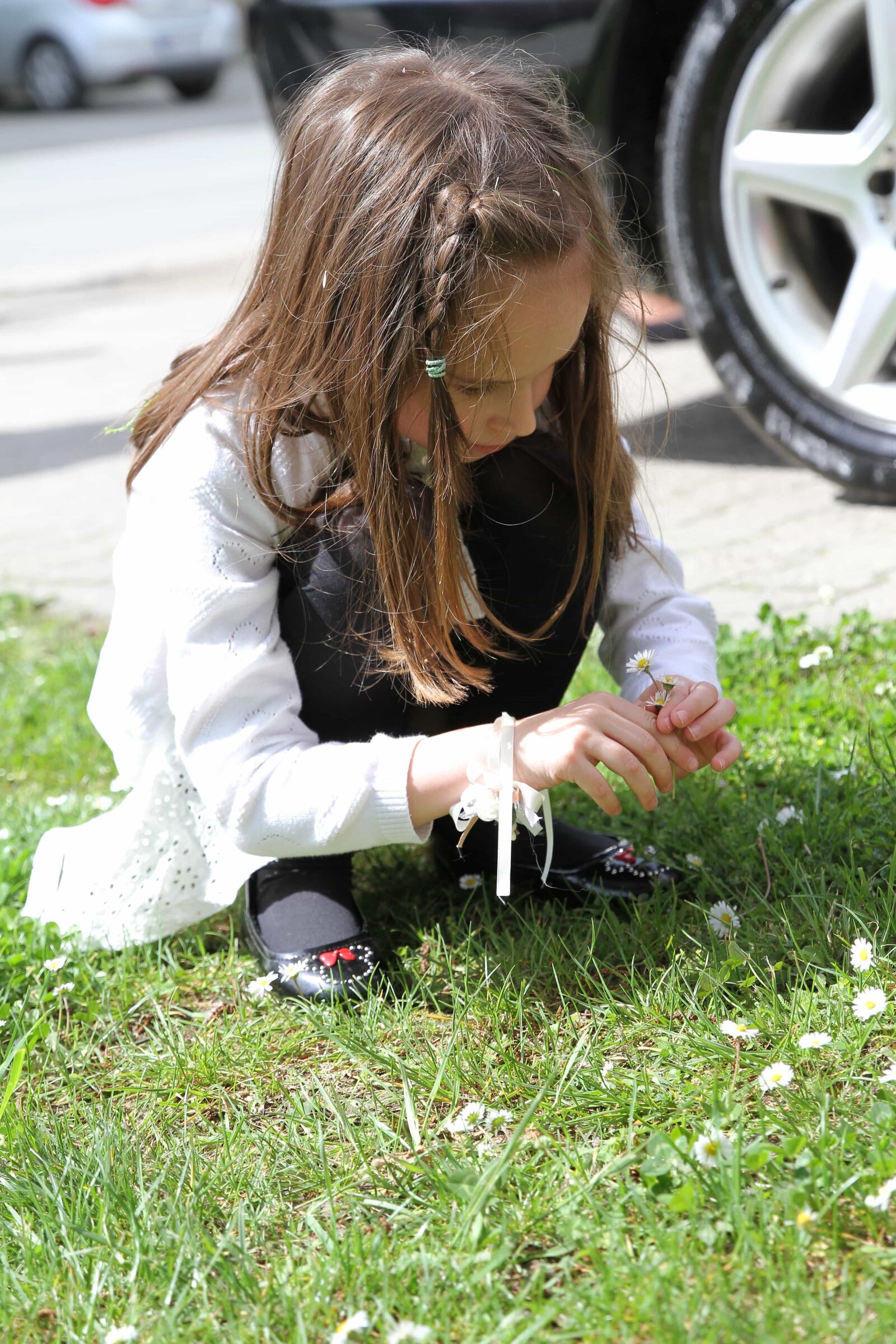 Canon EOS 7D sample photo. Daisies, grass, hairstyle, playful photography