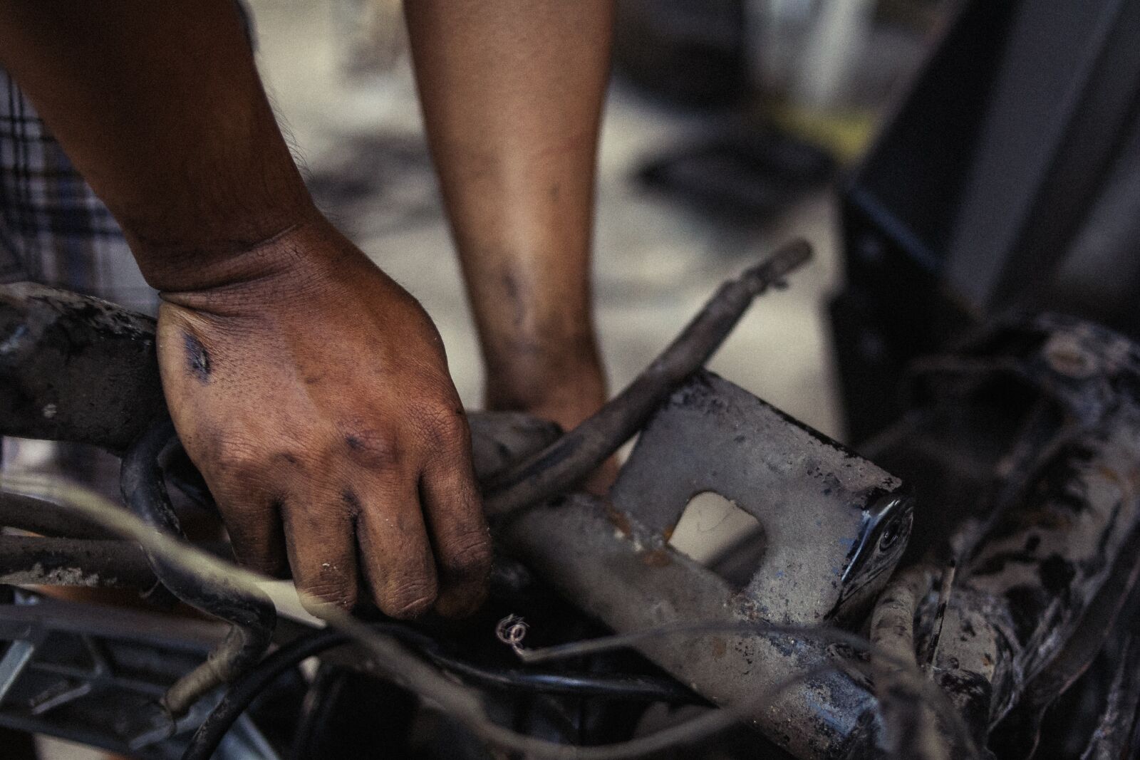 Canon EOS 5D sample photo. Hands, work, dirty photography