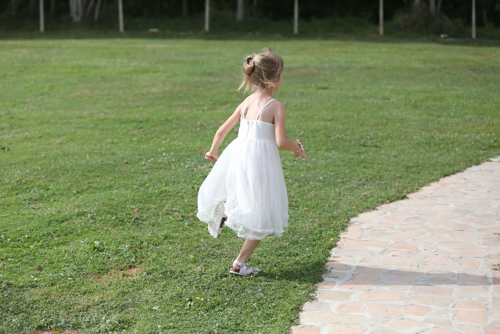 Canon EOS 5D Mark III sample photo. Blonde hair, running, child photography