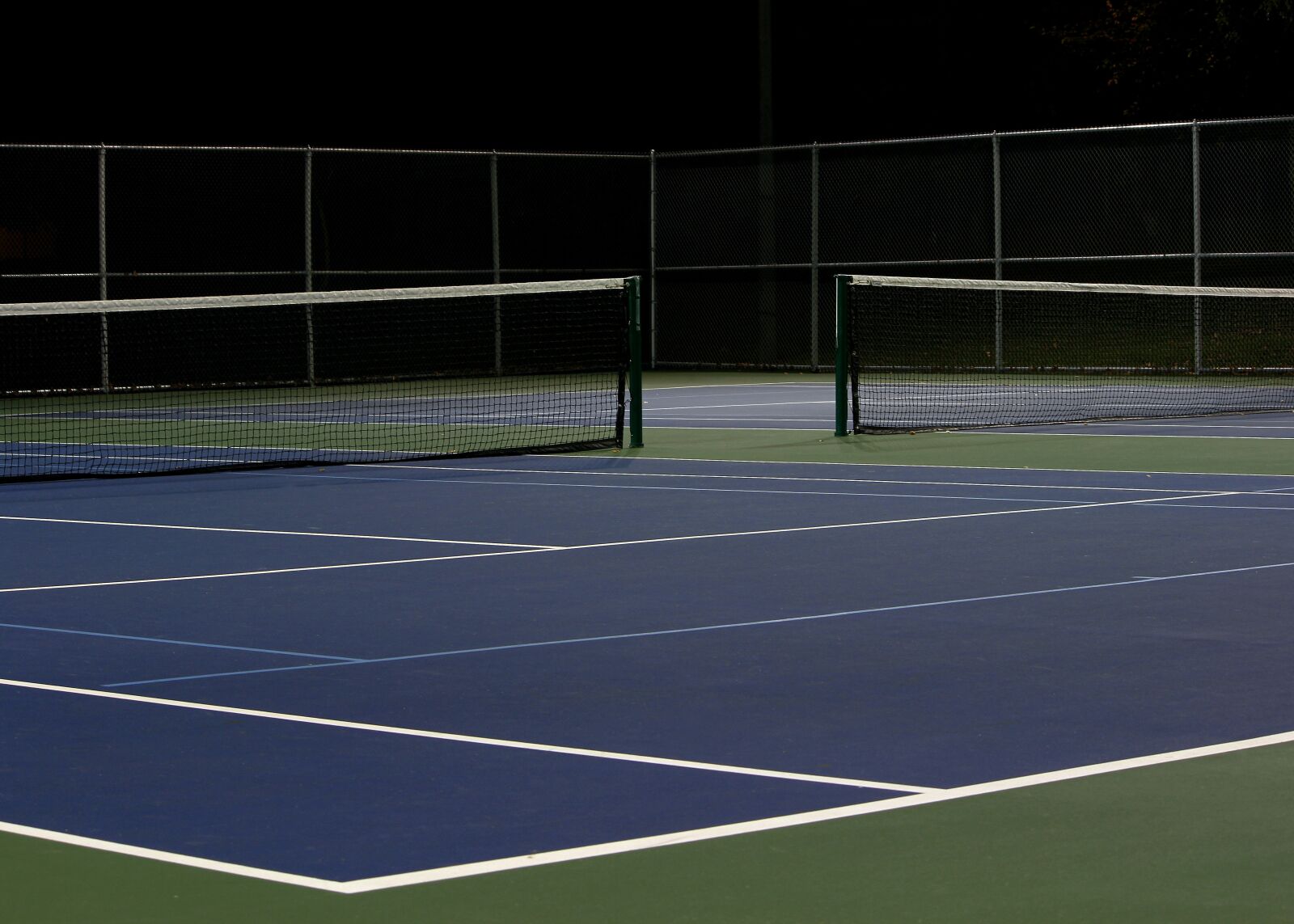 Canon EOS 600D (Rebel EOS T3i / EOS Kiss X5) sample photo. Tennis court, night, empty photography