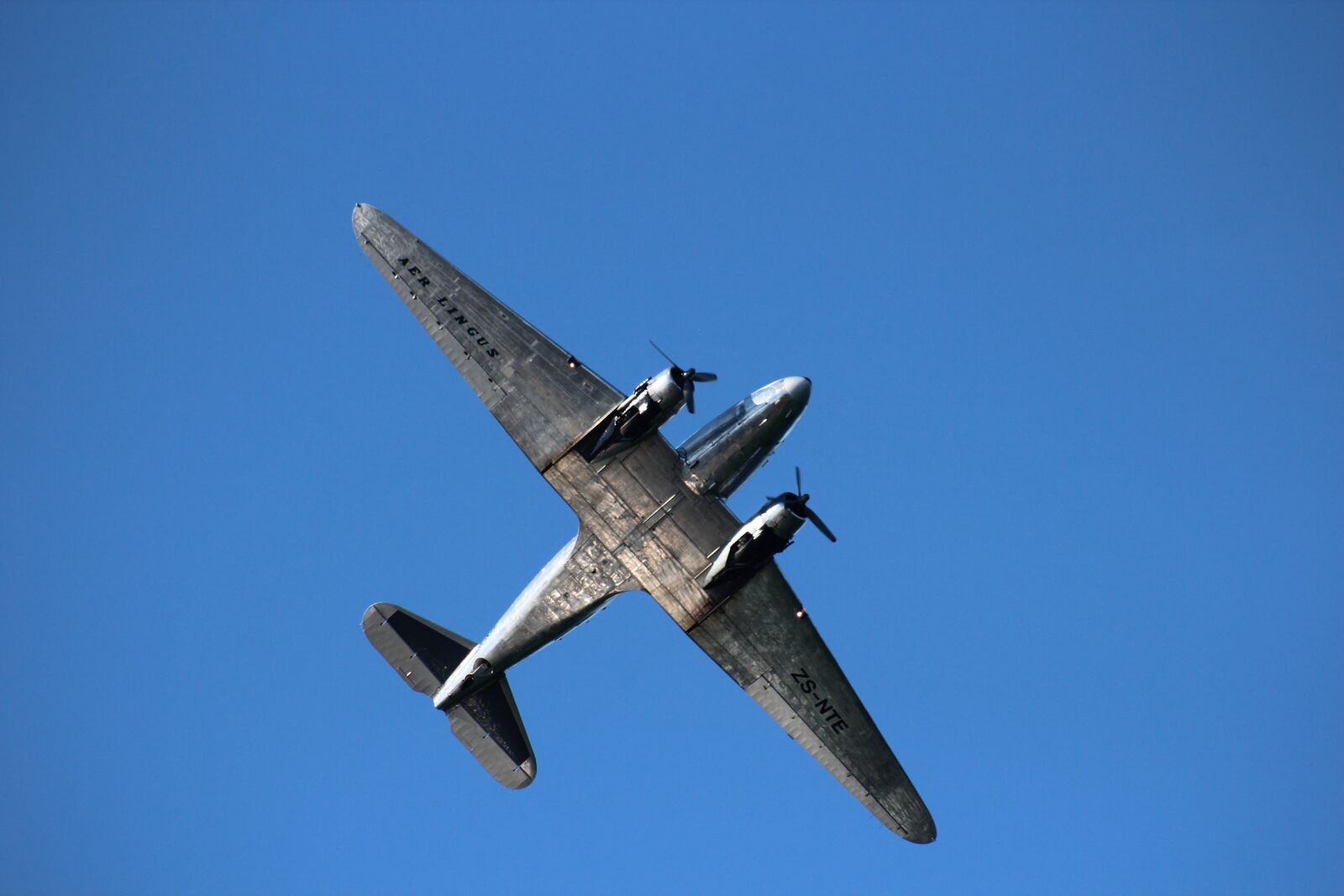 Canon EF 75-300mm f/4-5.6 USM sample photo. Airplane, aircraft, flight photography
