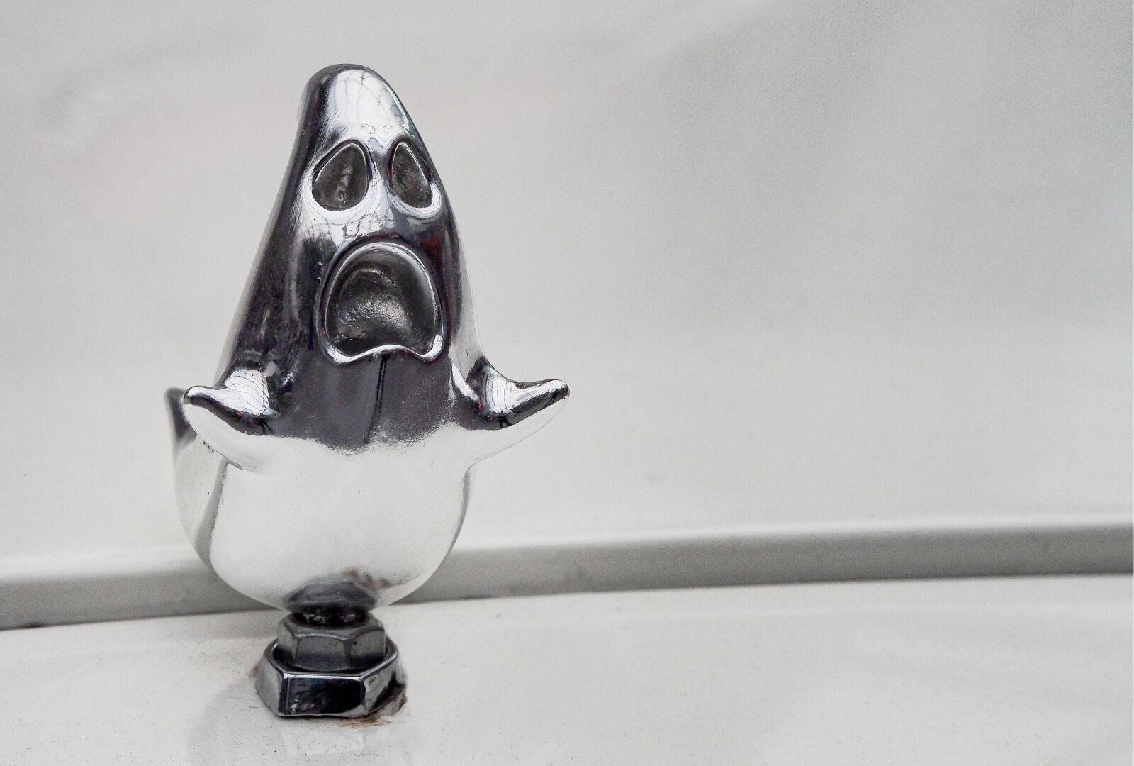 Olympus OM-D E-M5 + Olympus M.Zuiko Digital ED 75mm F1.8 sample photo. Ghostbusters, bonnet ornament, ornament photography
