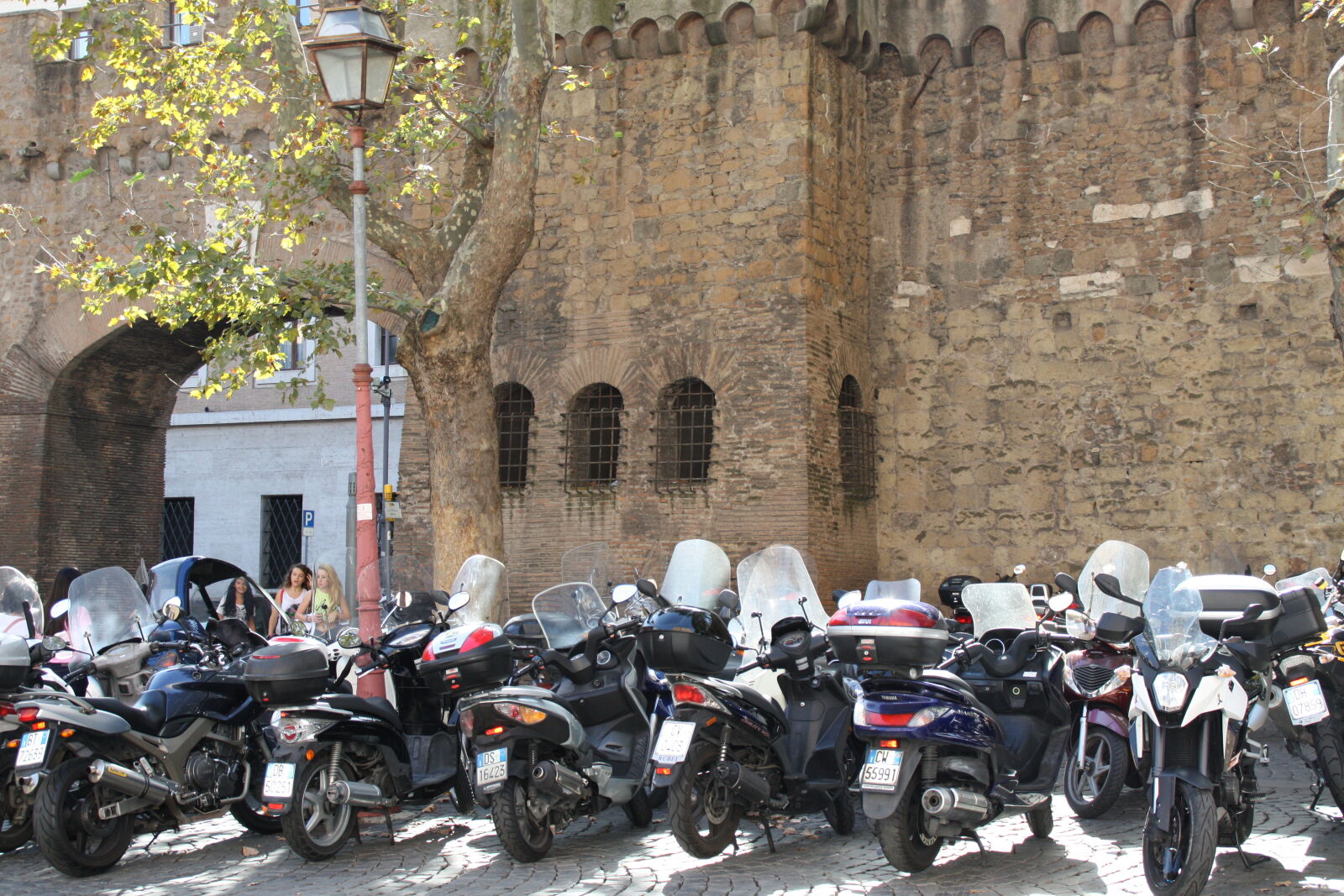 Canon EOS 450D (EOS Rebel XSi / EOS Kiss X2) sample photo. Motocicleta, roma photography