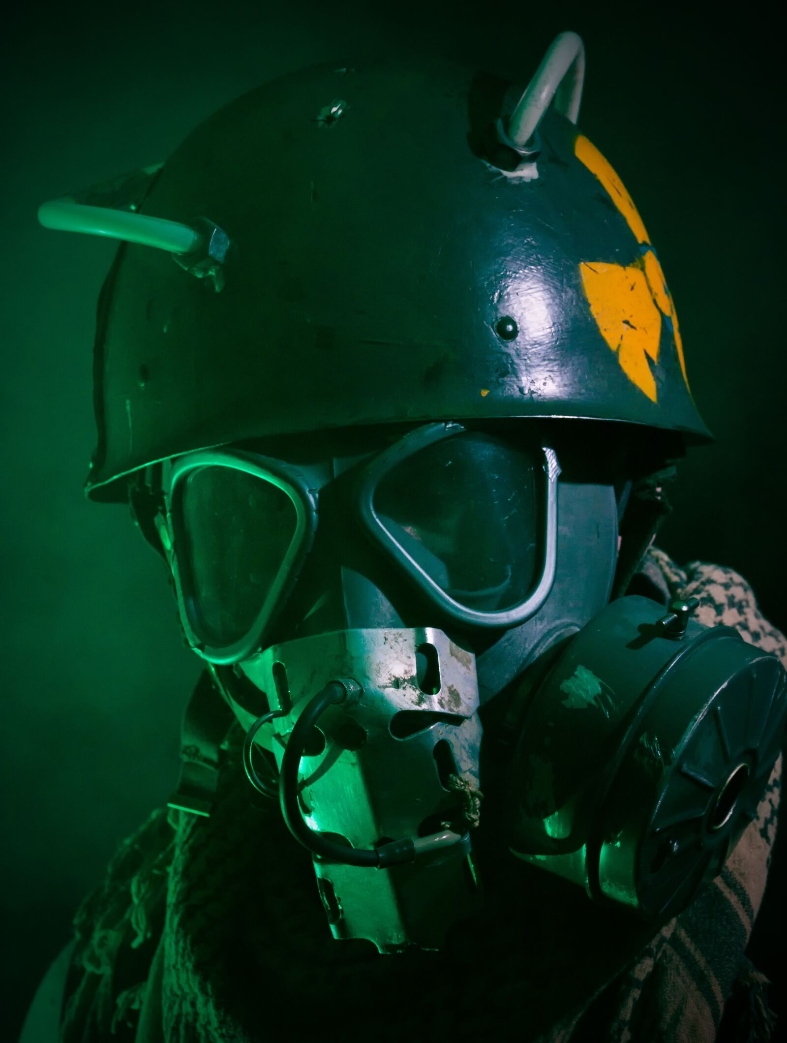 Canon EOS 500D (EOS Rebel T1i / EOS Kiss X3) sample photo. Gas mask, dystopia, beads photography