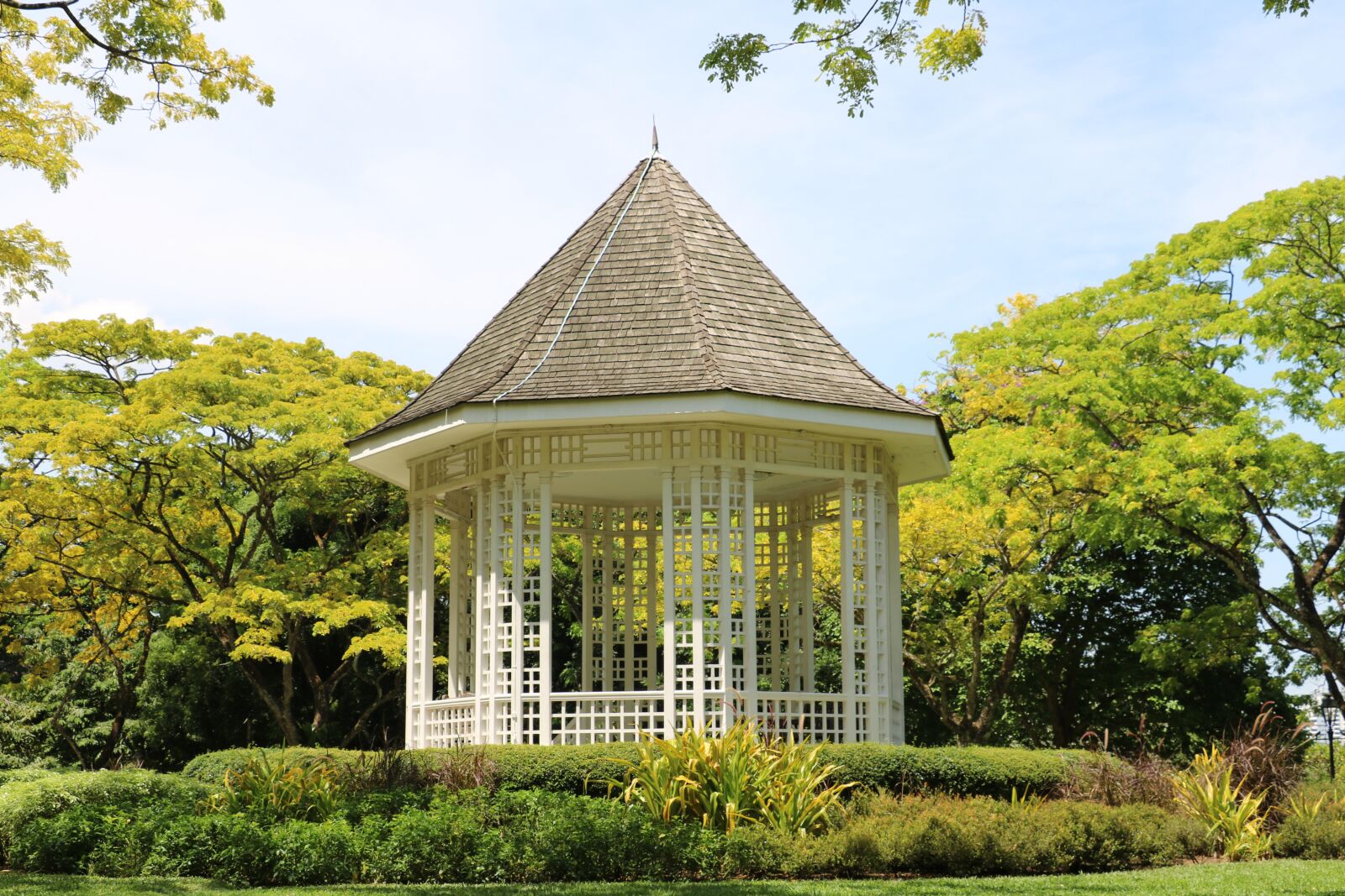 Canon EOS 750D (EOS Rebel T6i / EOS Kiss X8i) sample photo. Garden, gazebo, green photography