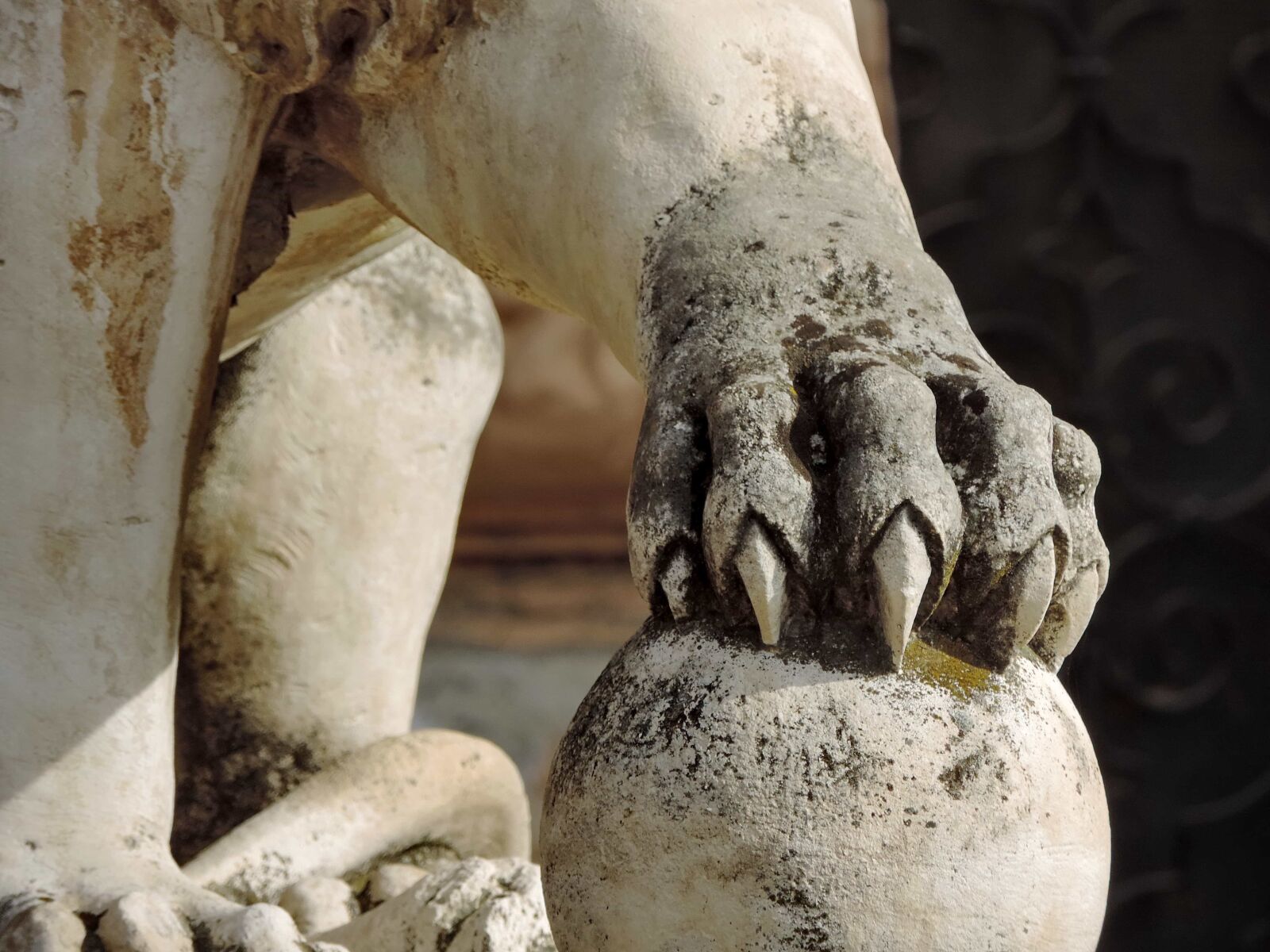 Nikon Coolpix P520 sample photo. Lion, paw, statue, sculpture photography