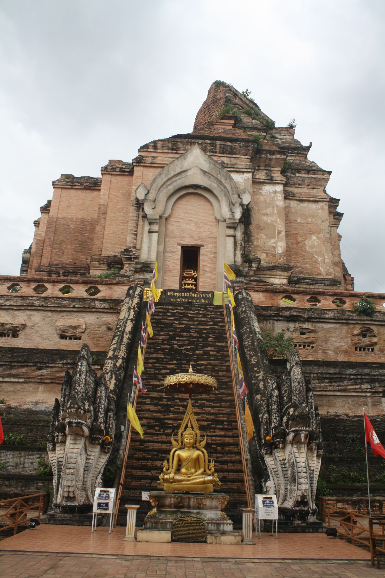 Canon EOS 1000D (EOS Digital Rebel XS / EOS Kiss F) sample photo. Chiang mai, wat chedi photography