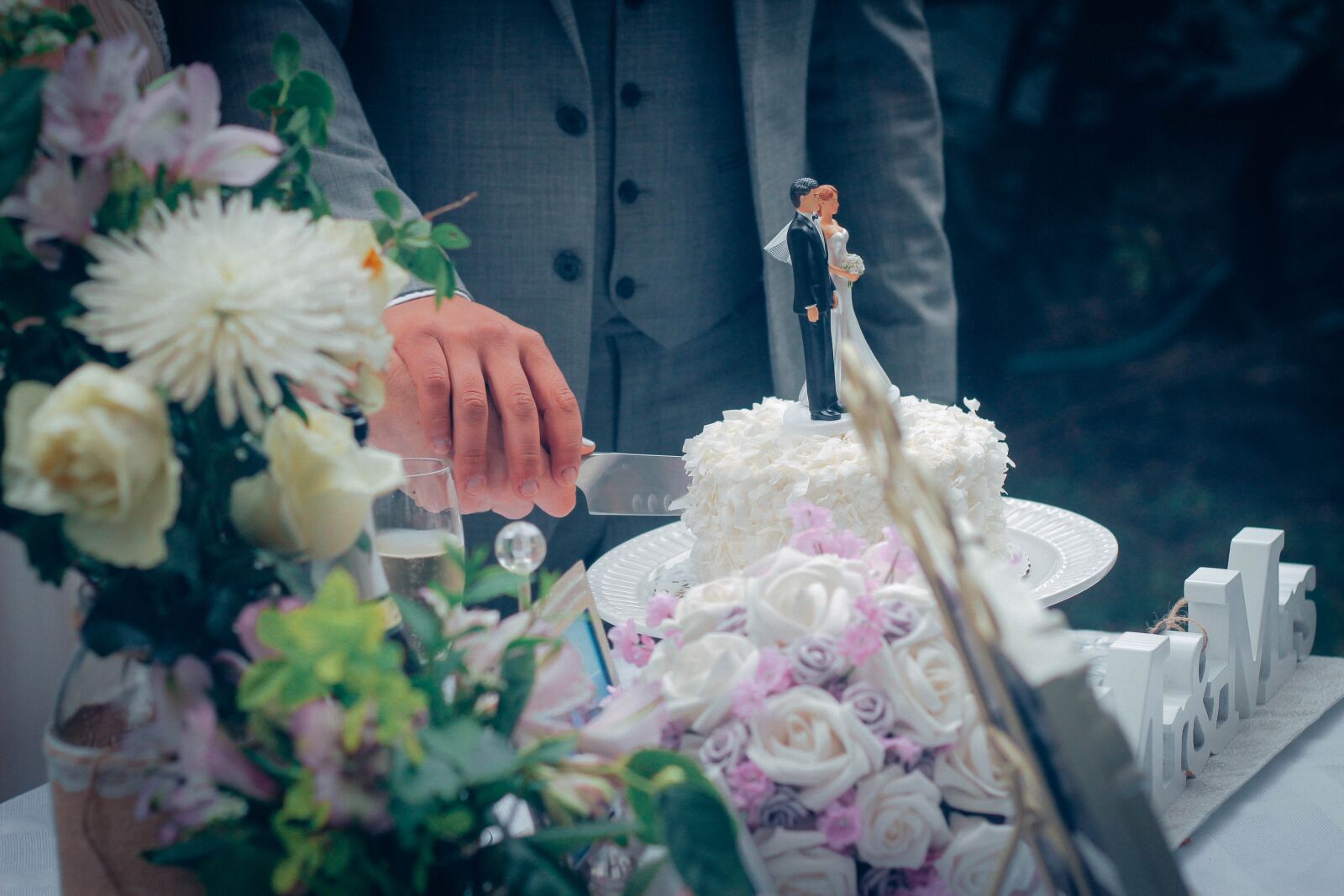 Canon EOS 1200D (EOS Rebel T5 / EOS Kiss X70 / EOS Hi) sample photo. Wedding, wedding cake, cutting photography