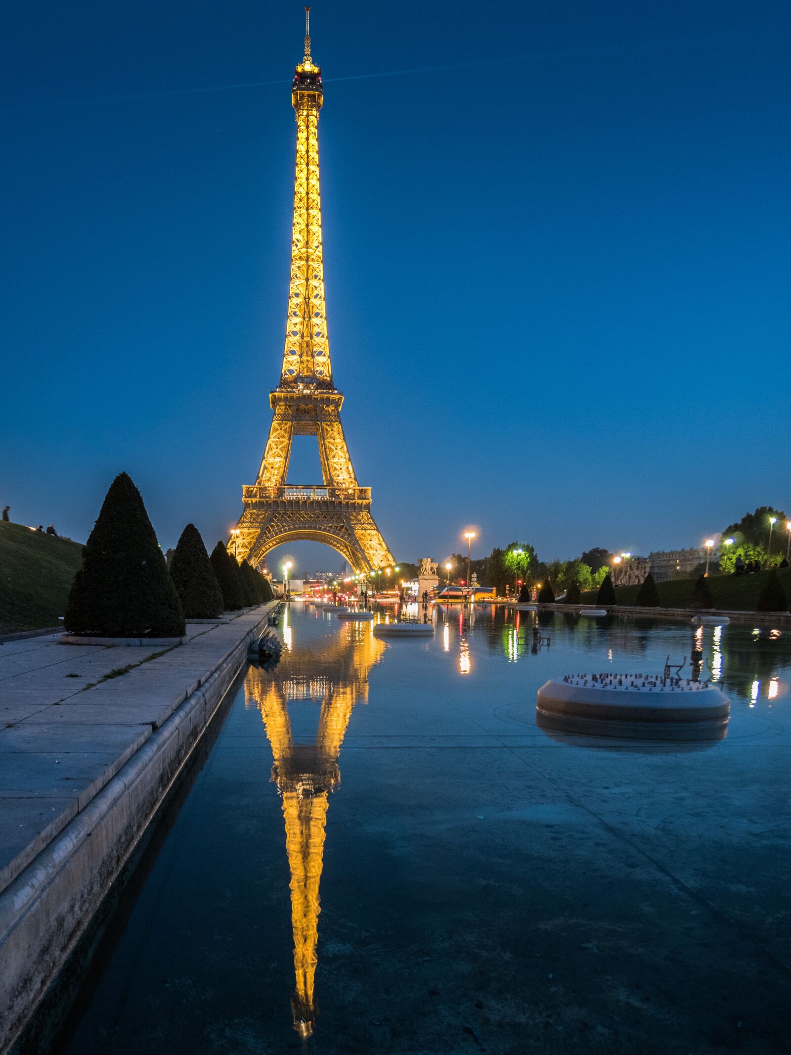 Olympus OM-D E-M5 II sample photo. Paris, eiffel tower, water photography