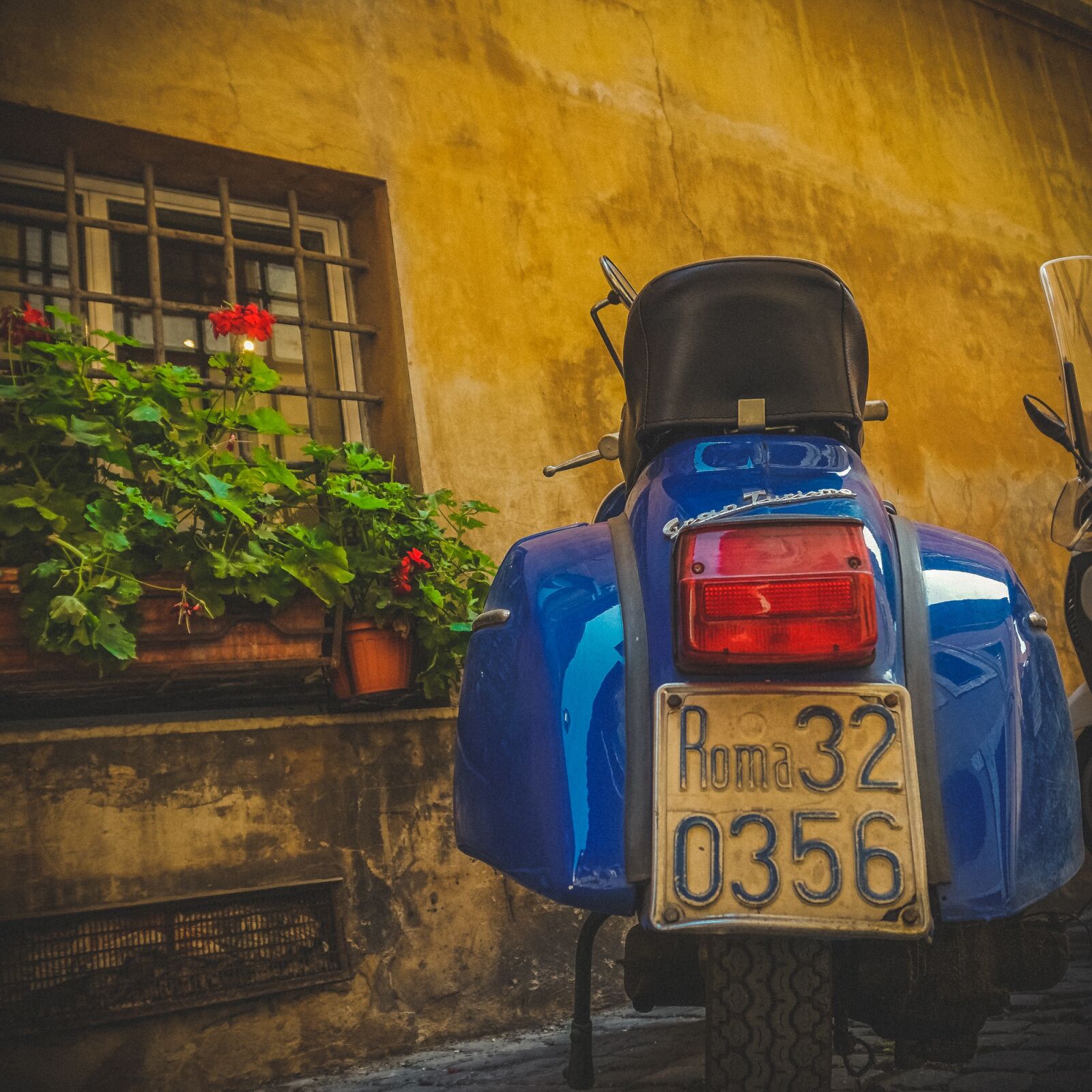 Sony a6000 sample photo. Window, italy, motorcycles photography