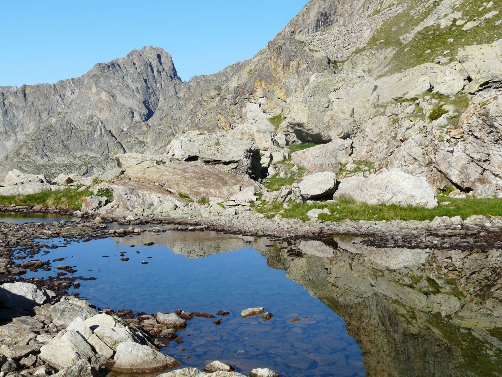 Panasonic DMC-FZ18 sample photo. Mountain, lake, alps photography