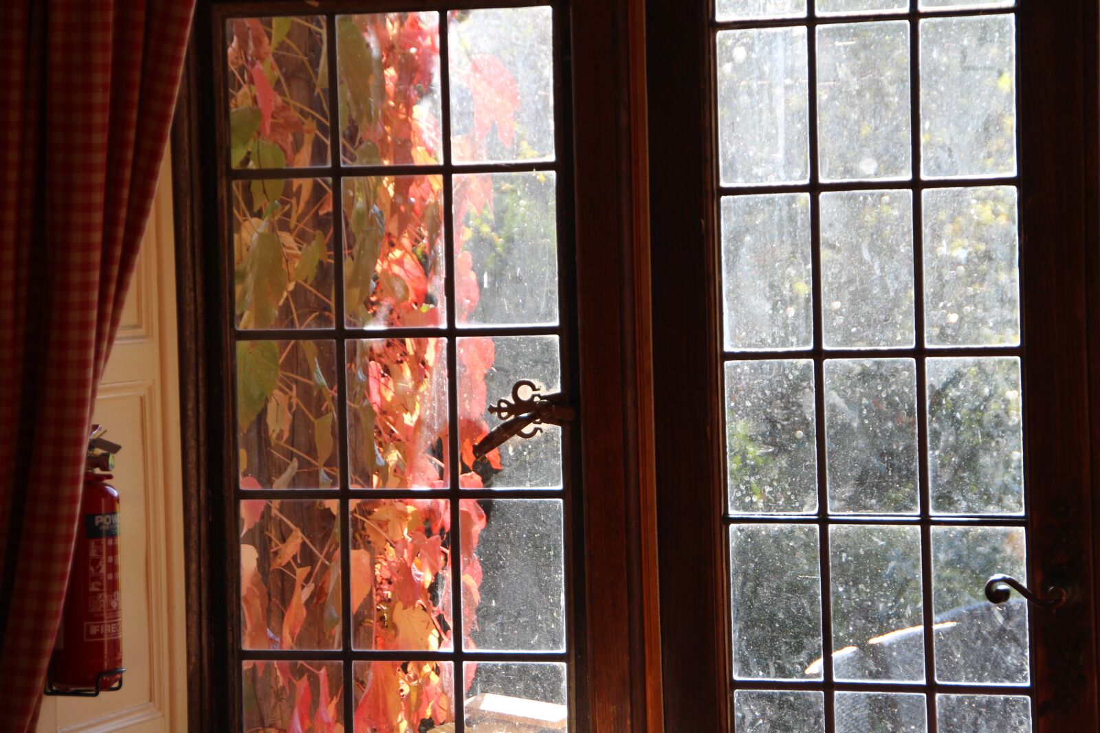 Canon EOS 650D (EOS Rebel T4i / EOS Kiss X6i) sample photo. Window, old window, easy photography
