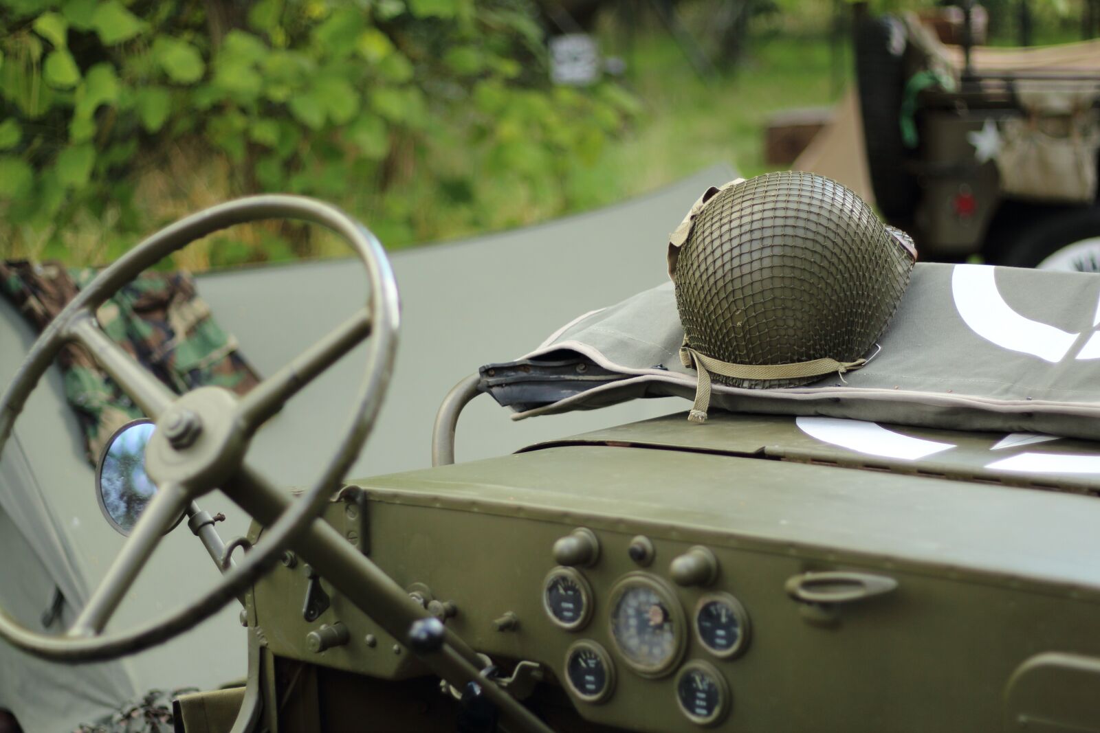Canon EOS 700D (EOS Rebel T5i / EOS Kiss X7i) + Canon EF 50mm F1.8 STM sample photo. Helmet, jeep, vehicle photography