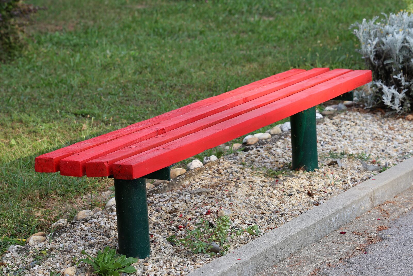 Canon EF 70-300 F4-5.6 IS II USM sample photo. Red bench, park, green photography