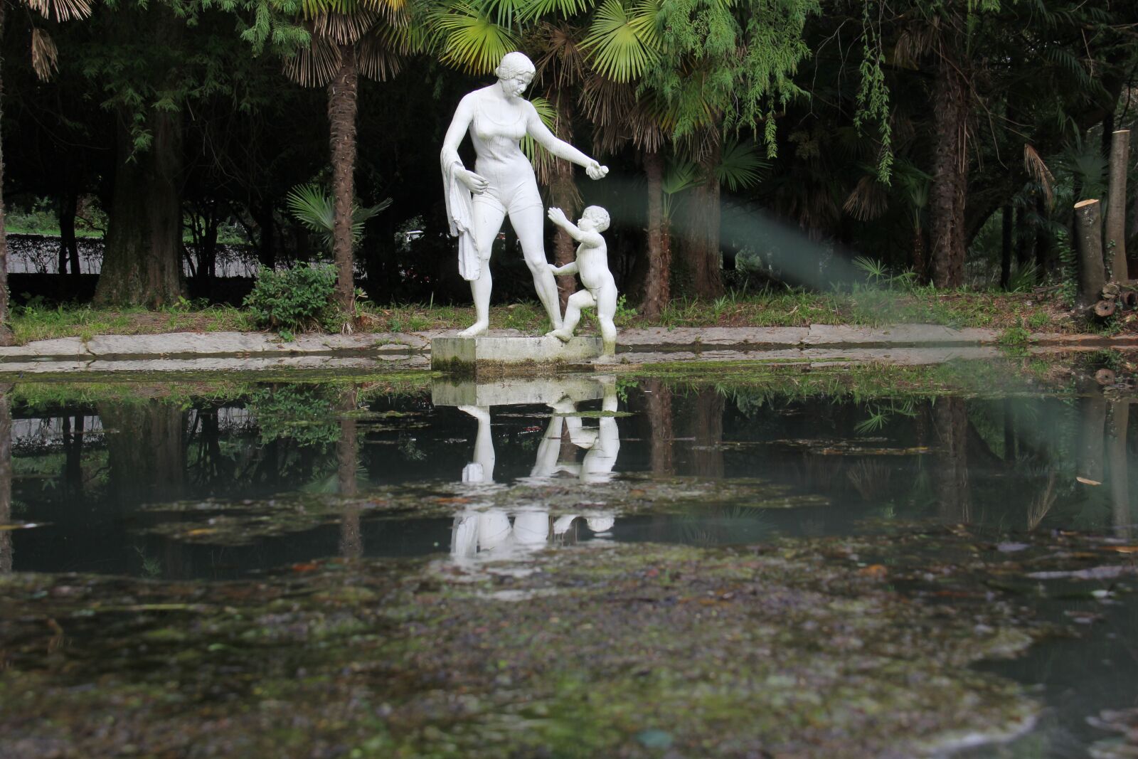 Canon EF-S 18-200mm F3.5-5.6 IS sample photo. Pond, bathing, art photography