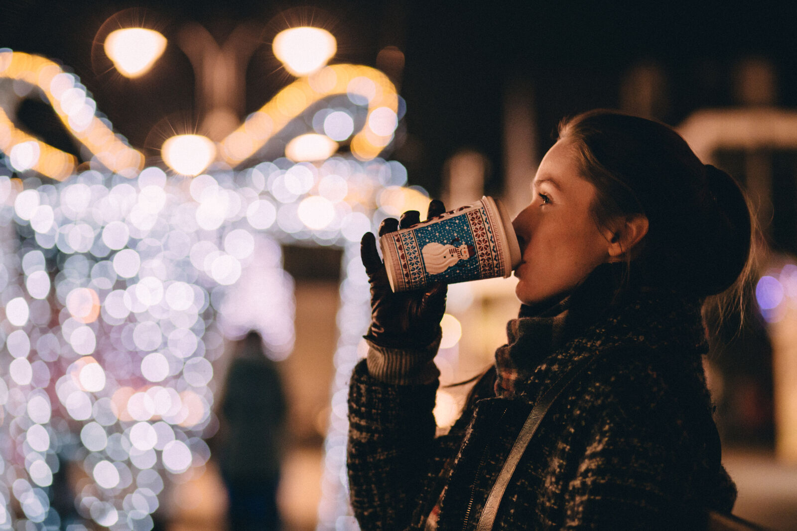Canon EF 85mm F1.8 USM sample photo. Woman, on, illuminated, christmas photography