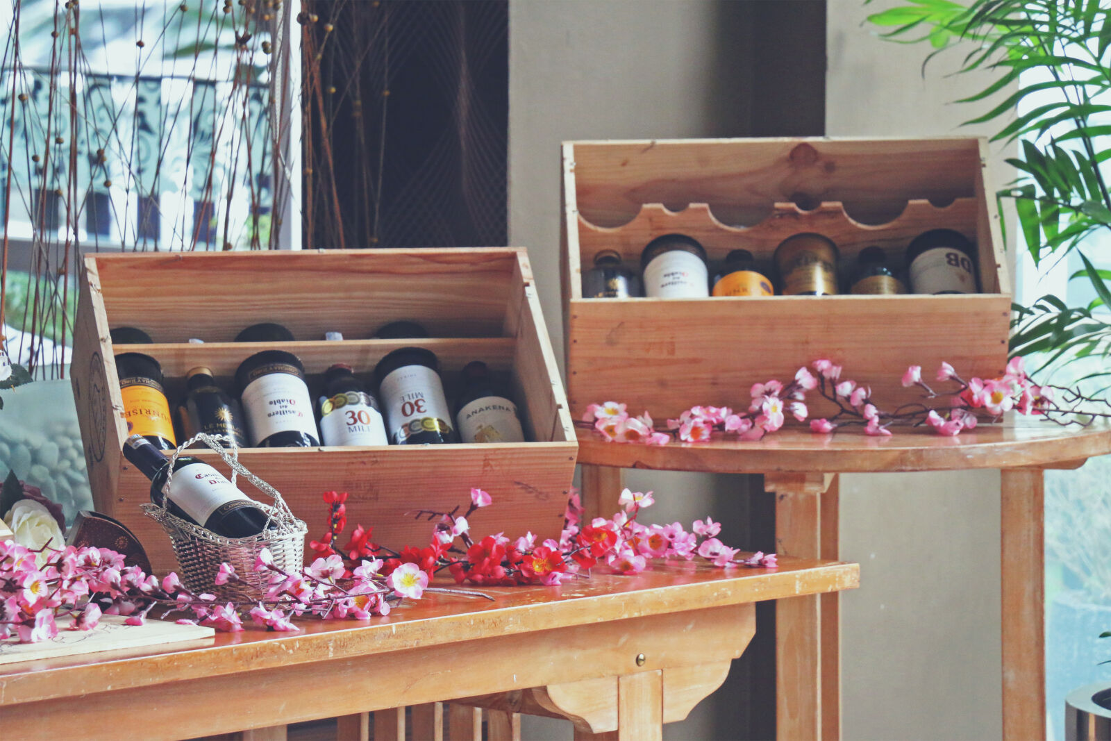 Canon EOS 70D sample photo. Alcohol, bottles, exhibition, flowers photography