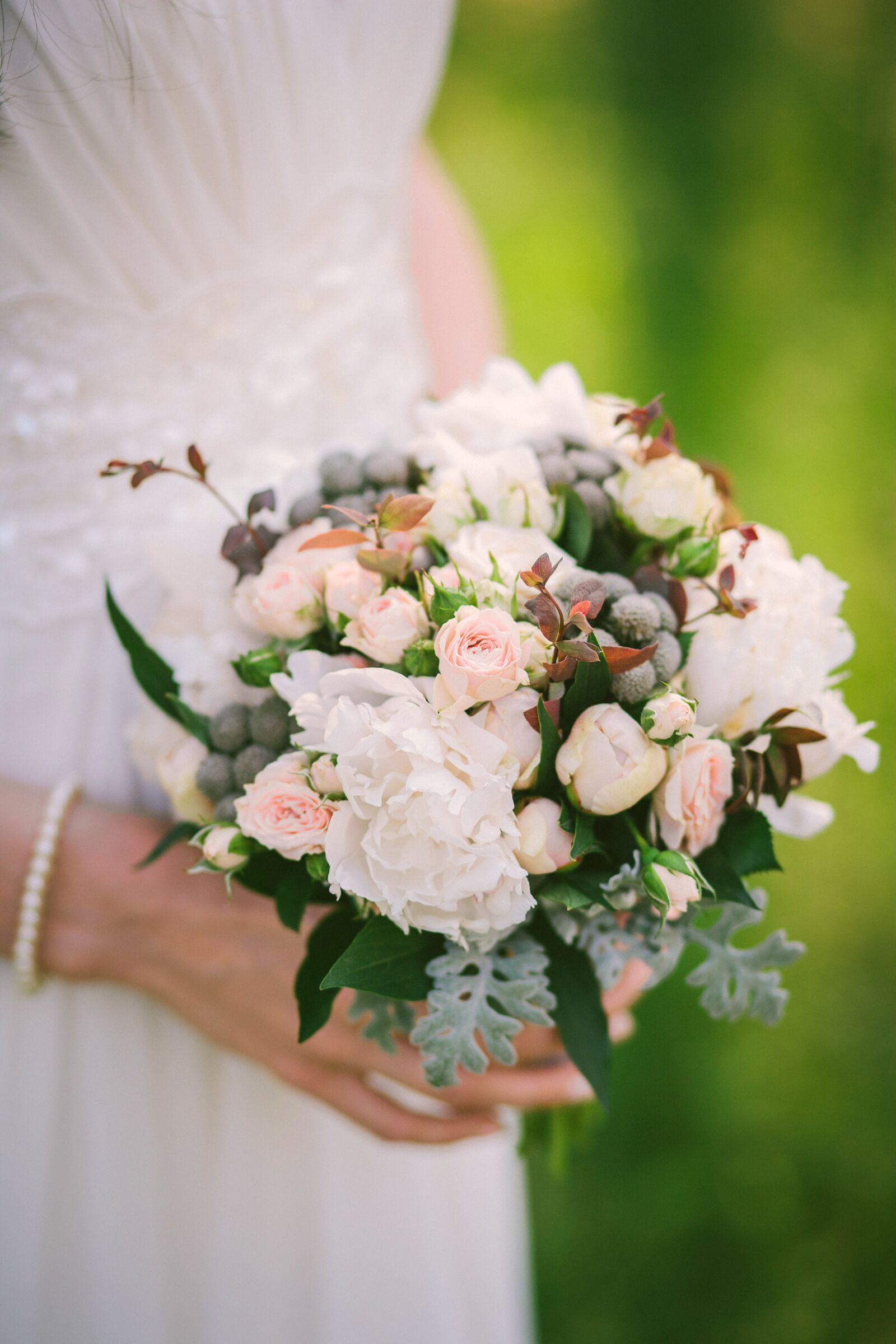 Canon EOS 5D + Canon EF 85mm F1.8 USM sample photo. Bridal bouquet, roses, beautiful photography