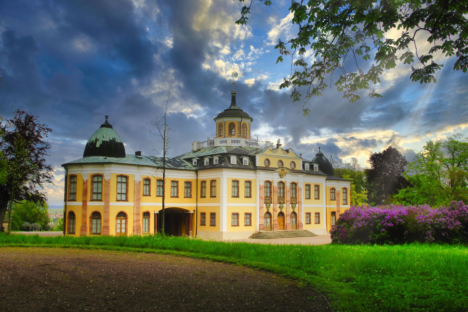 Canon EOS 100D (EOS Rebel SL1 / EOS Kiss X7) sample photo. Weimar, belvedere palace, lilac photography