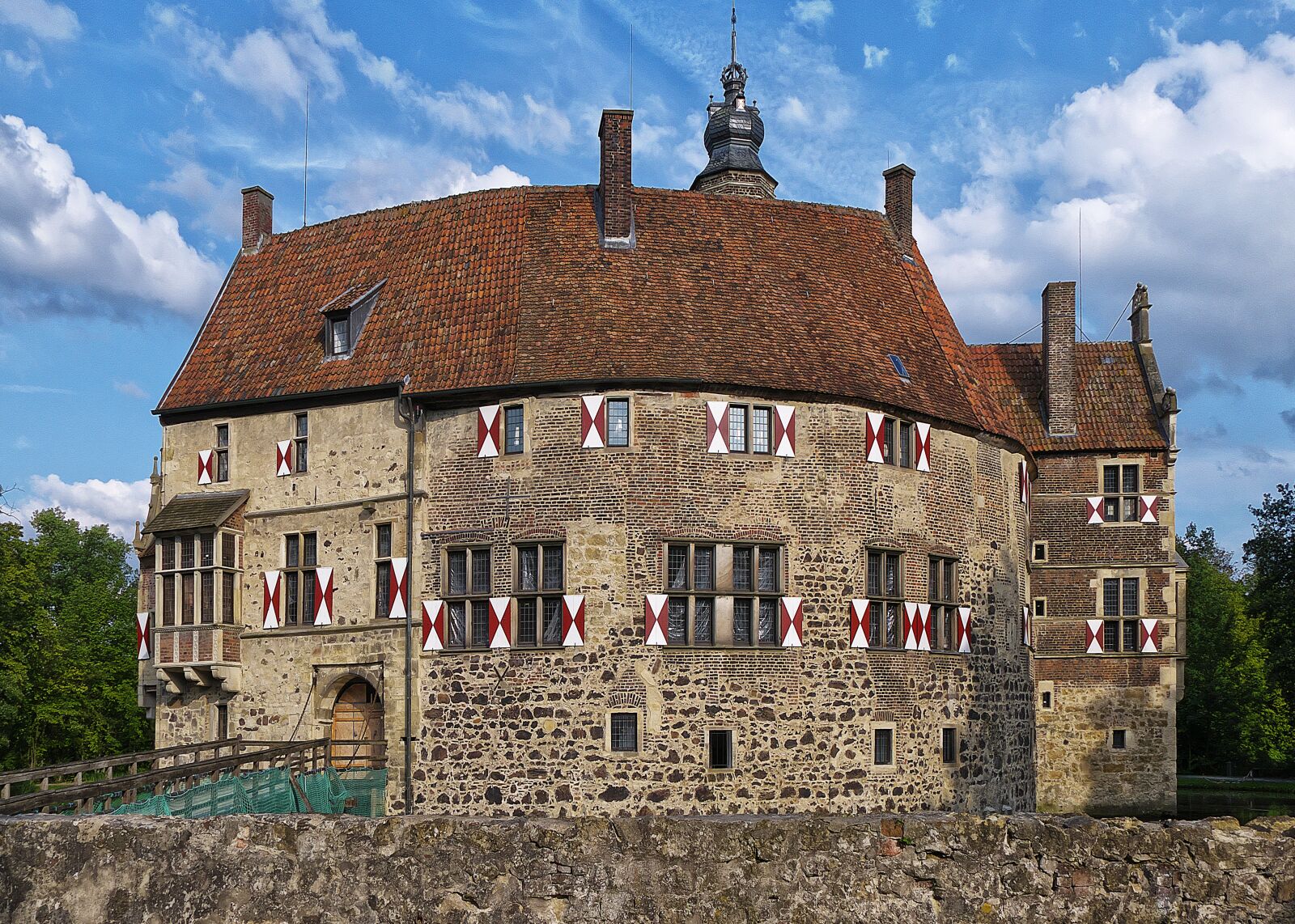 Panasonic Lumix DMC-FZ1000 sample photo. Castle, moated castle, moat photography