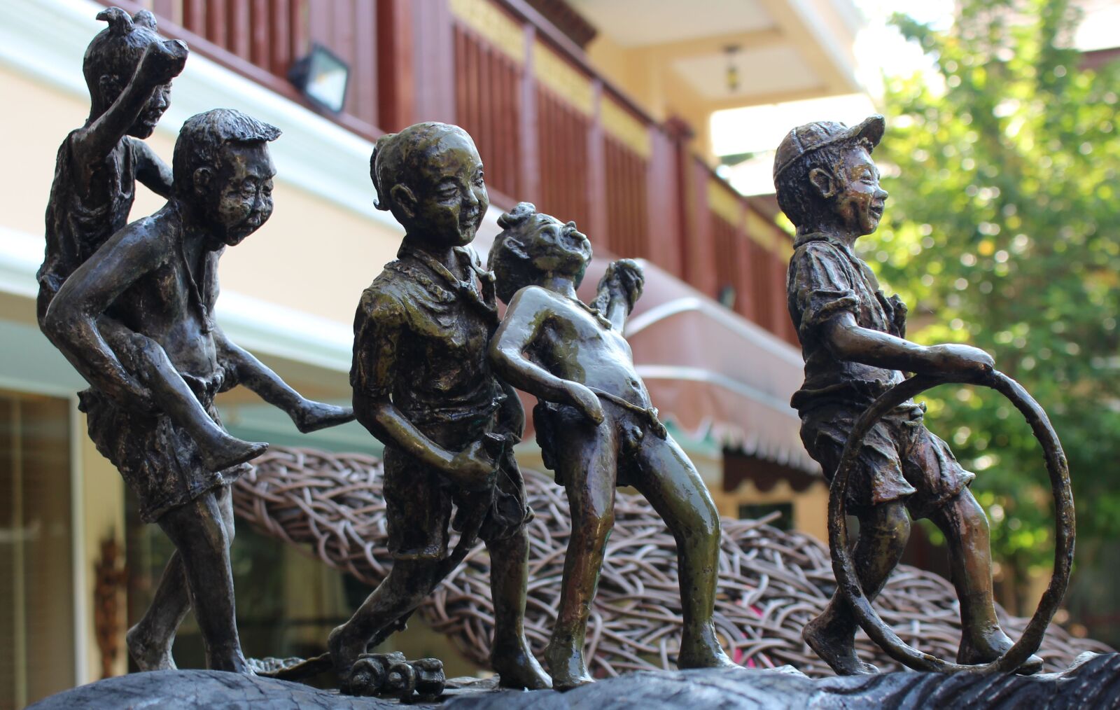 Canon EOS 700D (EOS Rebel T5i / EOS Kiss X7i) sample photo. Bronze figures, statues, bronze photography