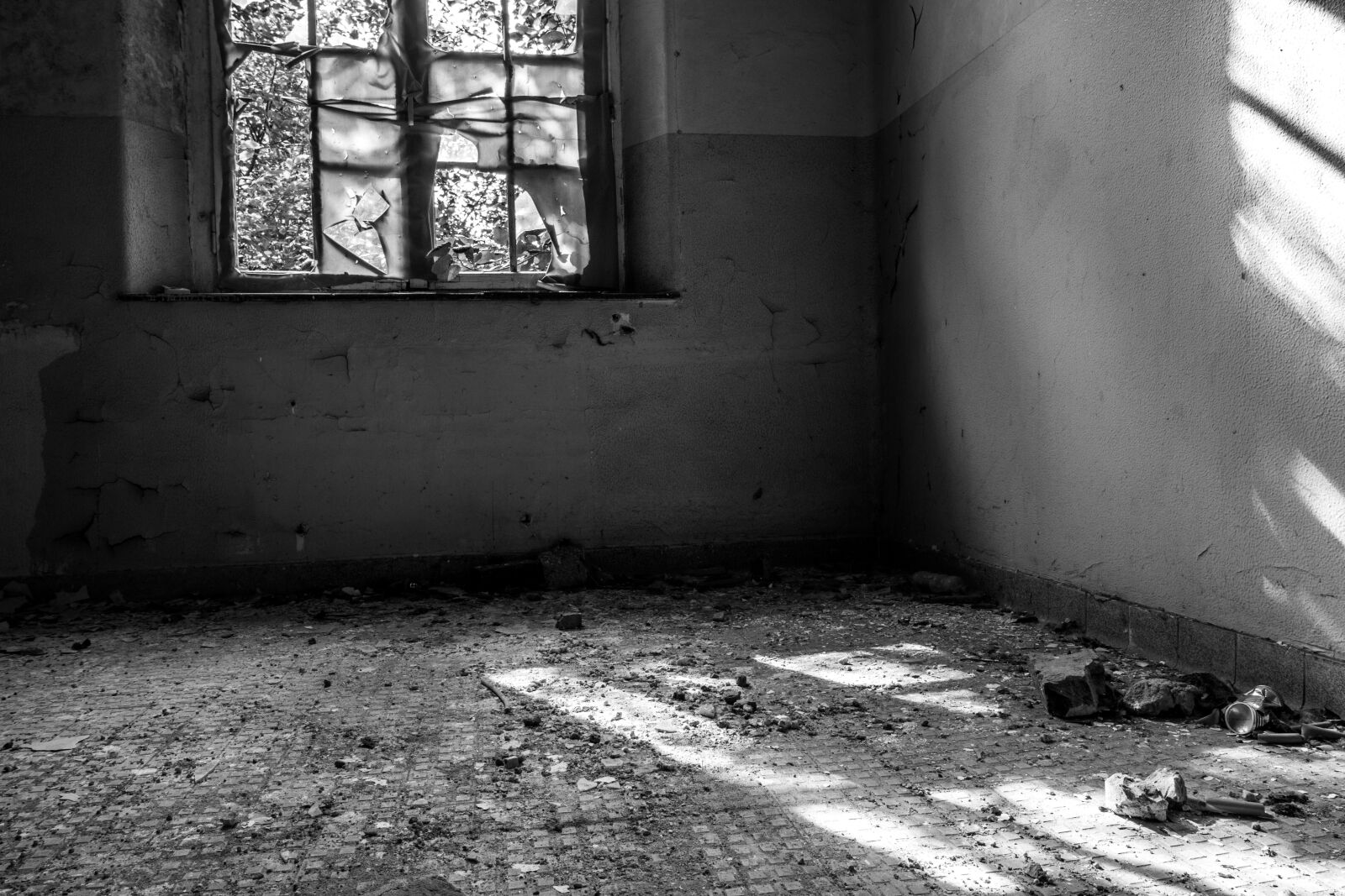 Canon EOS 70D sample photo. Window, broken glass, space photography