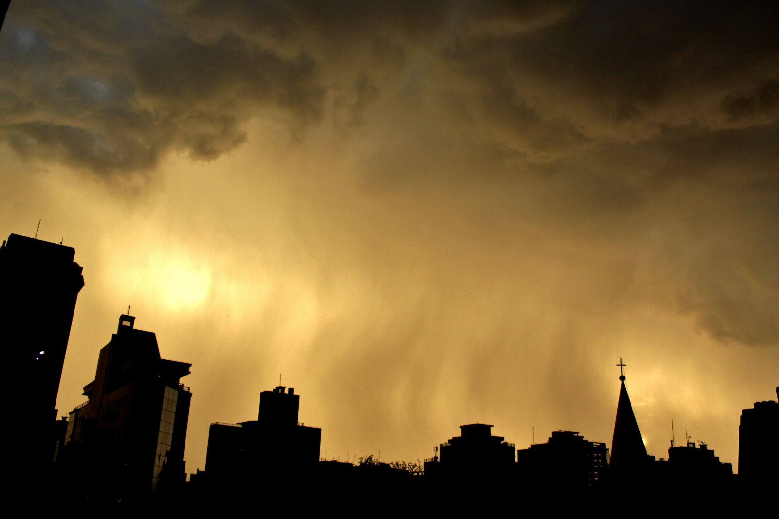 Canon EOS 1300D (EOS Rebel T6 / EOS Kiss X80) sample photo. City, sunset, rain photography