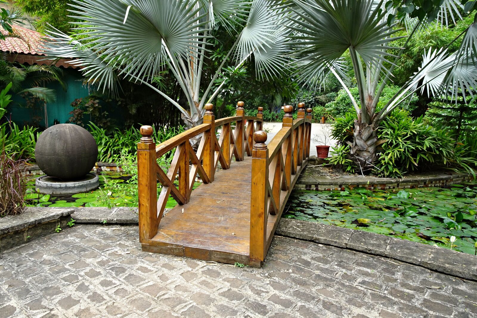 Sony Cyber-shot DSC-HX90V sample photo. Bridge, wooden bridge, garden photography
